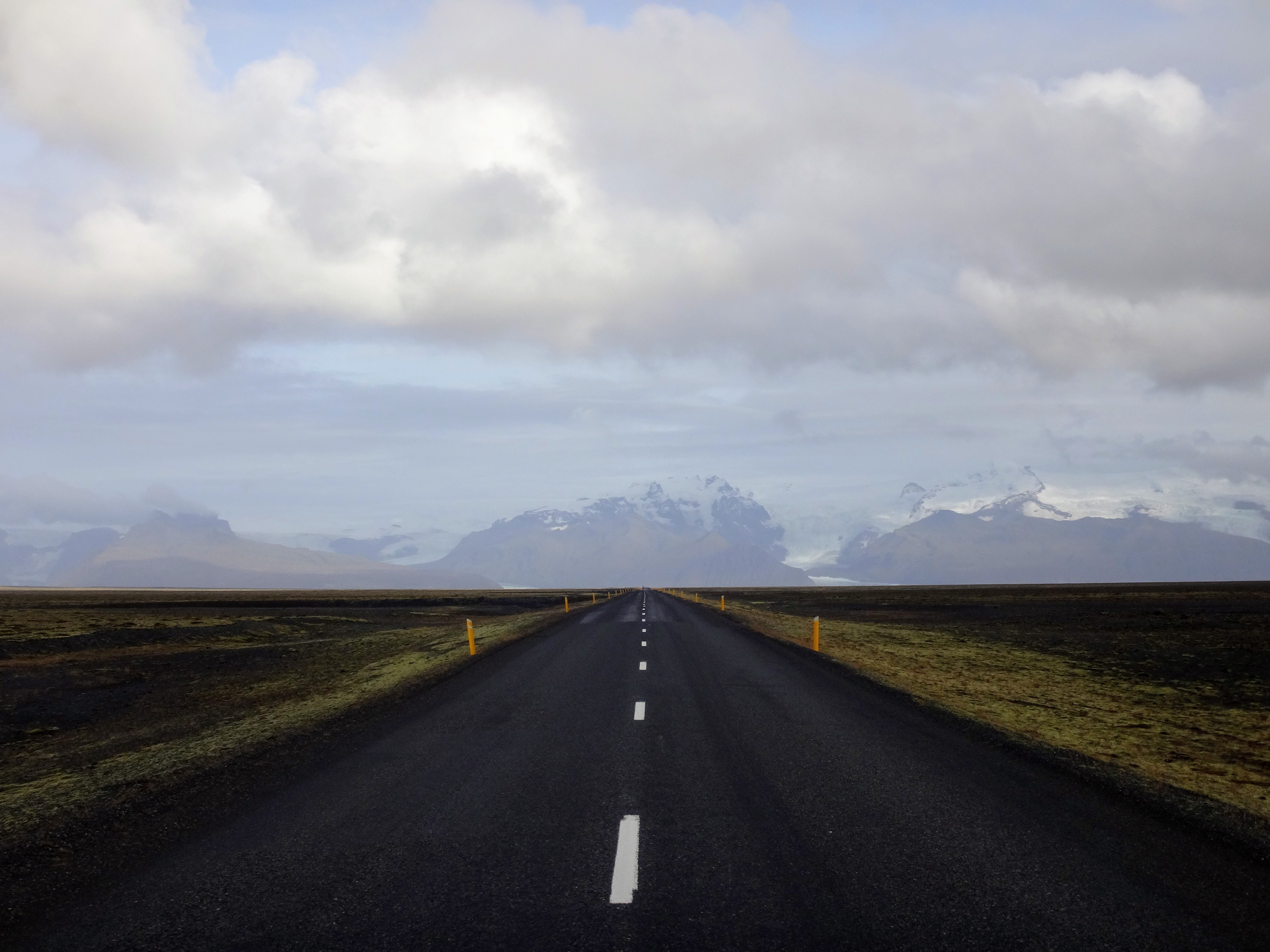 Carretera a través de la foto de paisaje plano