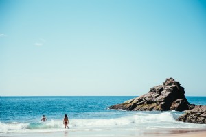 Los amantes de la playa nadan en el océano Foto