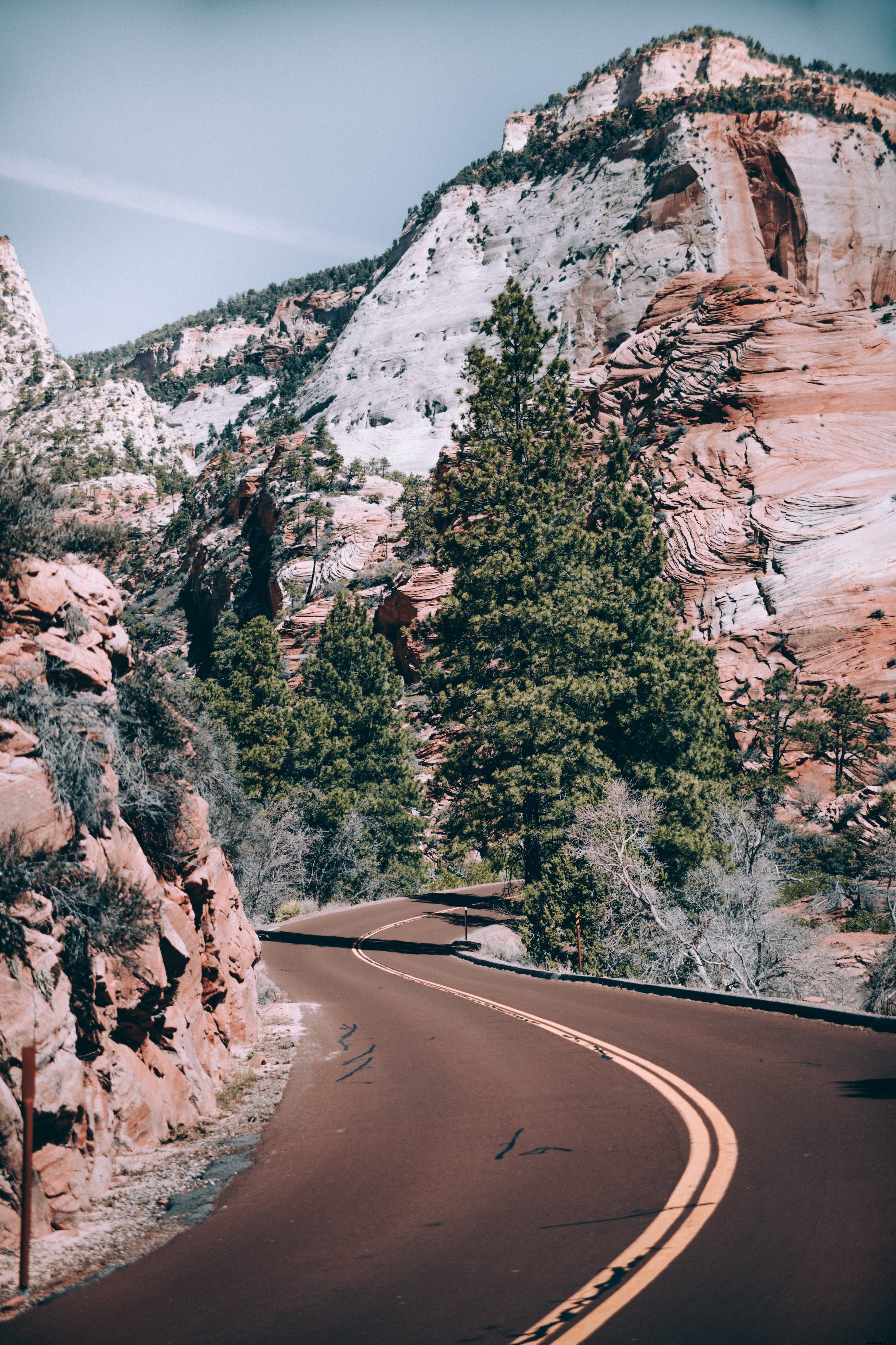 Foto dell autostrada attraverso il canyon roccioso