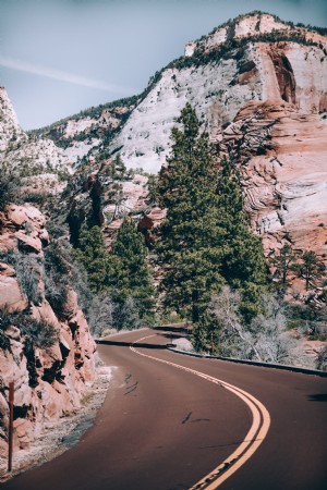 Foto dell autostrada attraverso il canyon roccioso