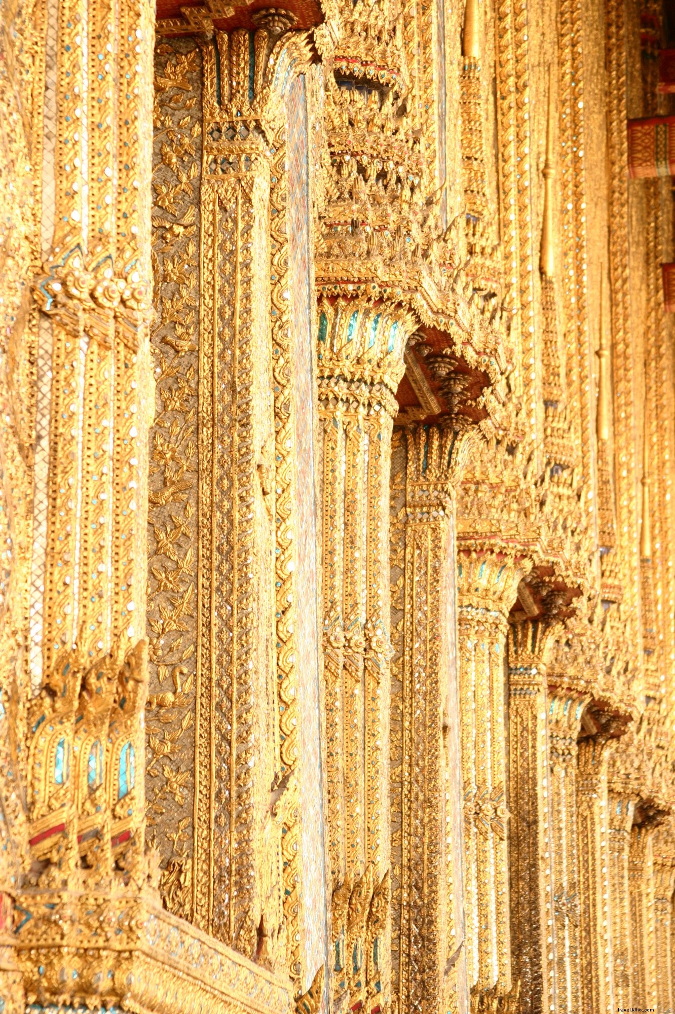 Foto di colonne eleganti dorate