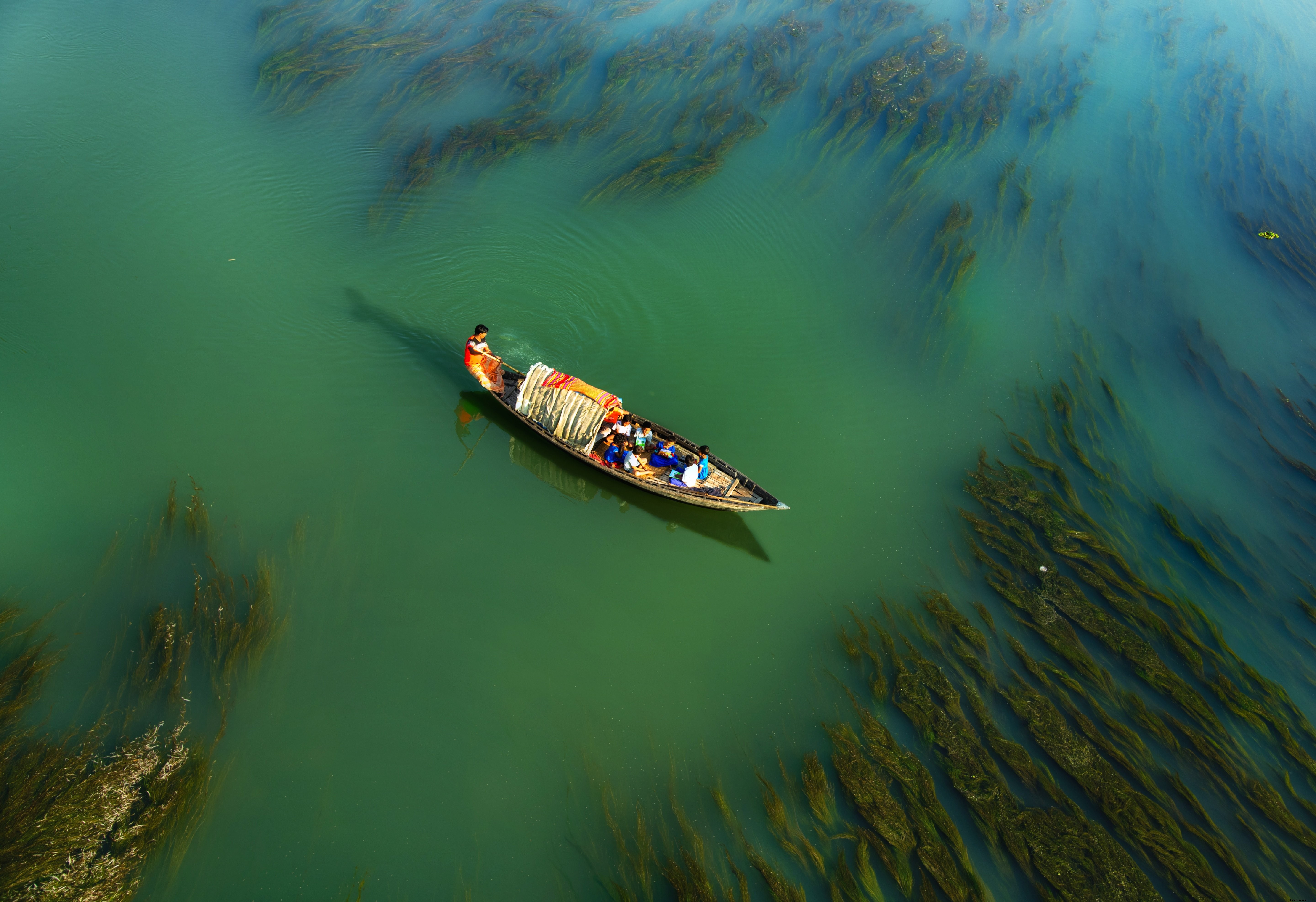 Orang-orang Bepergian Dengan Perahu Kecil Menyeberangi Air Foto