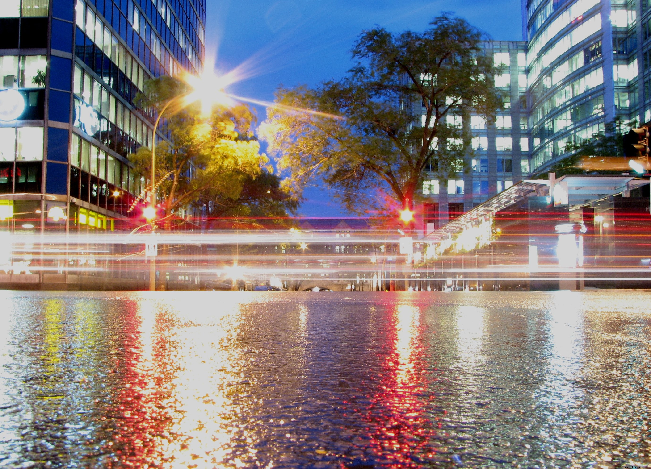 Foto de faixas de luz noturnas em Montreal