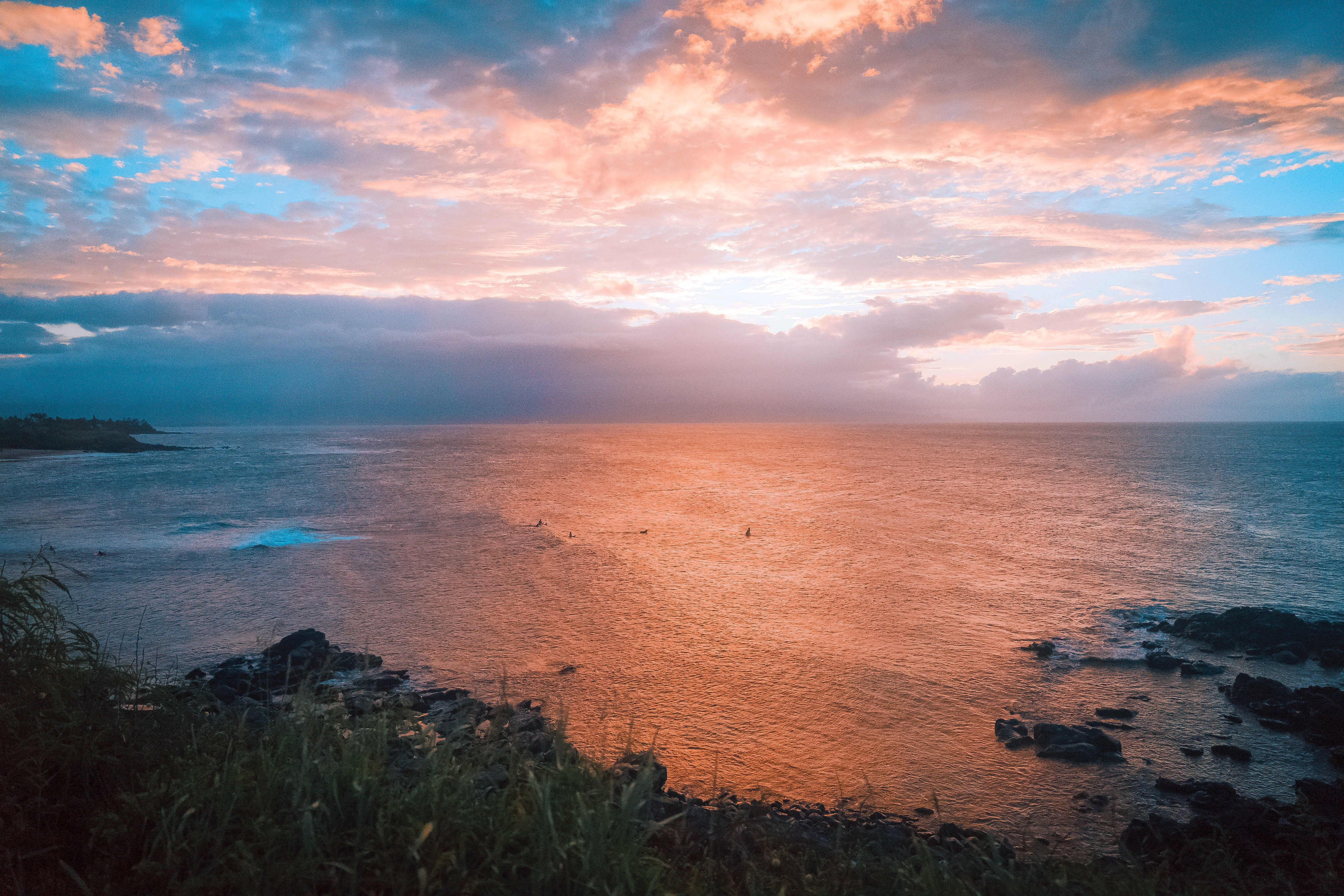 Foto de cielo azul y naranja sobre el agua