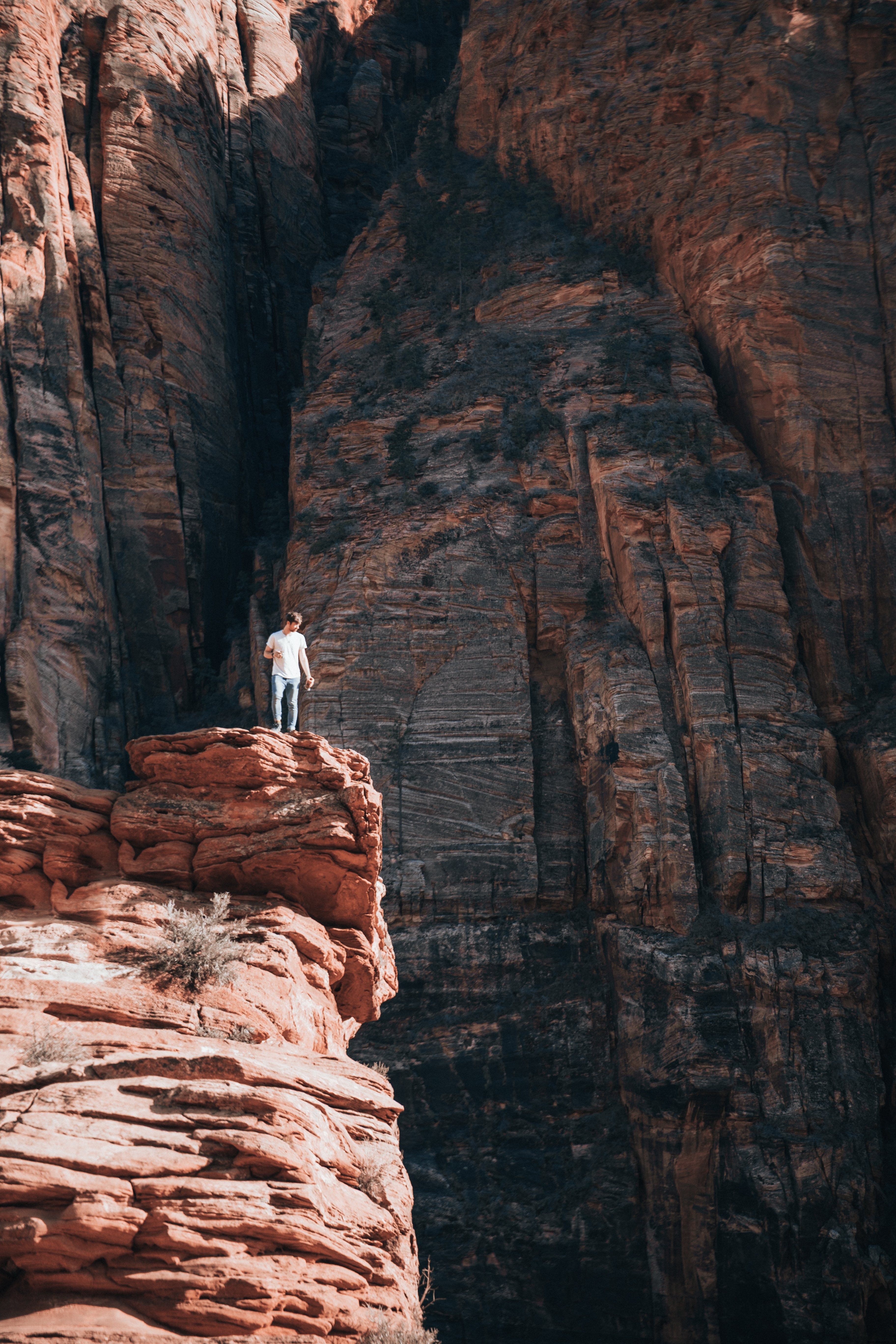 Foto di avventura degli escursionisti del canyon