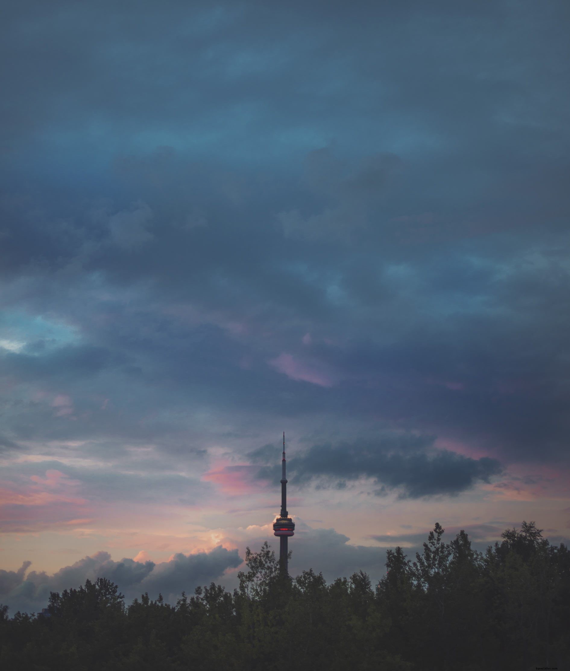 Foto do pôr do sol nublado da torre CN