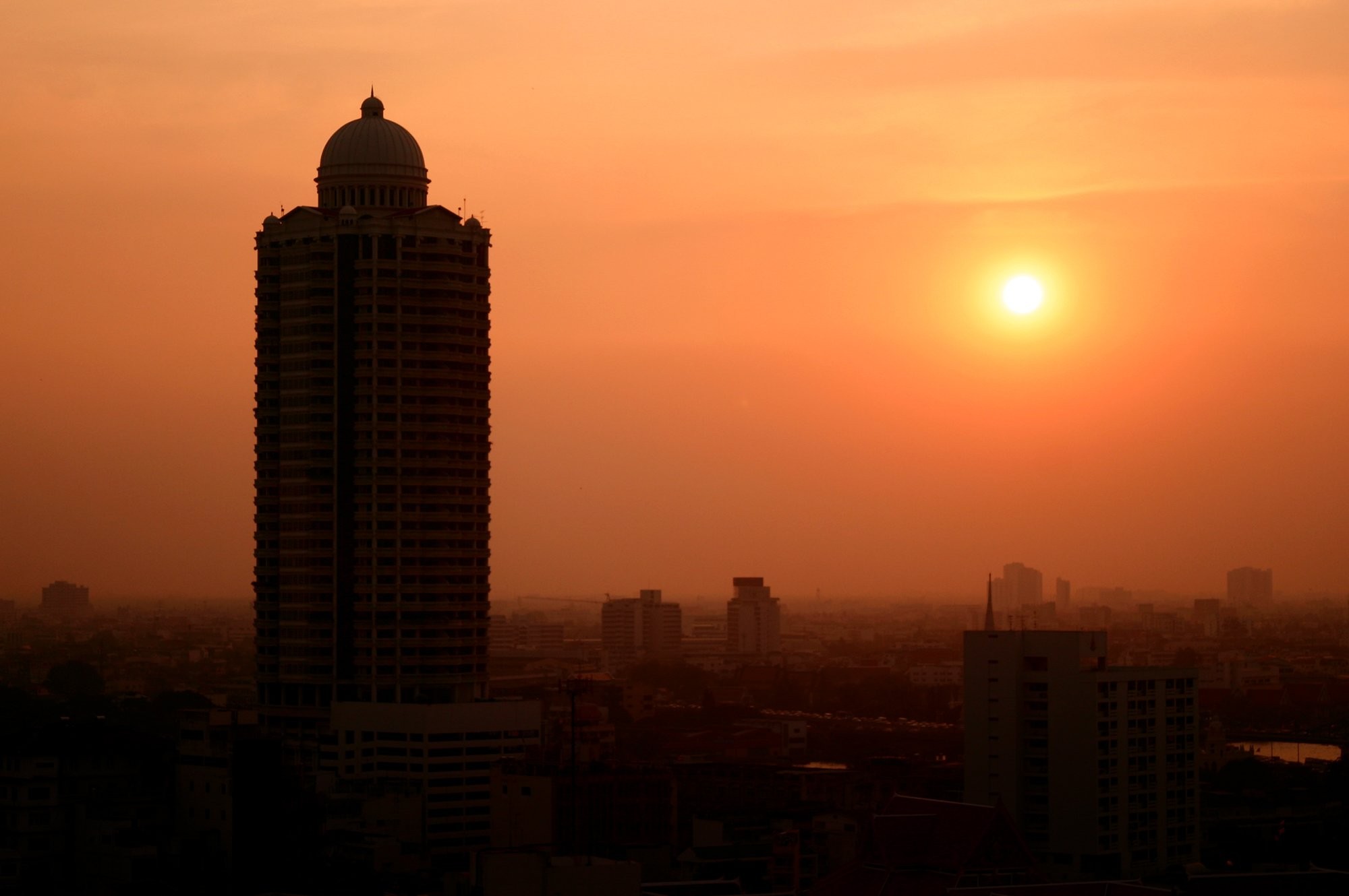 Foto de sol cálido sobre la ciudad dormida