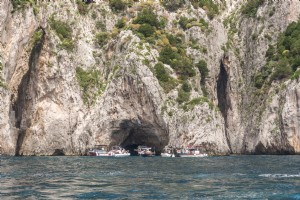 Barcos reunidos frente a la foto de la cueva