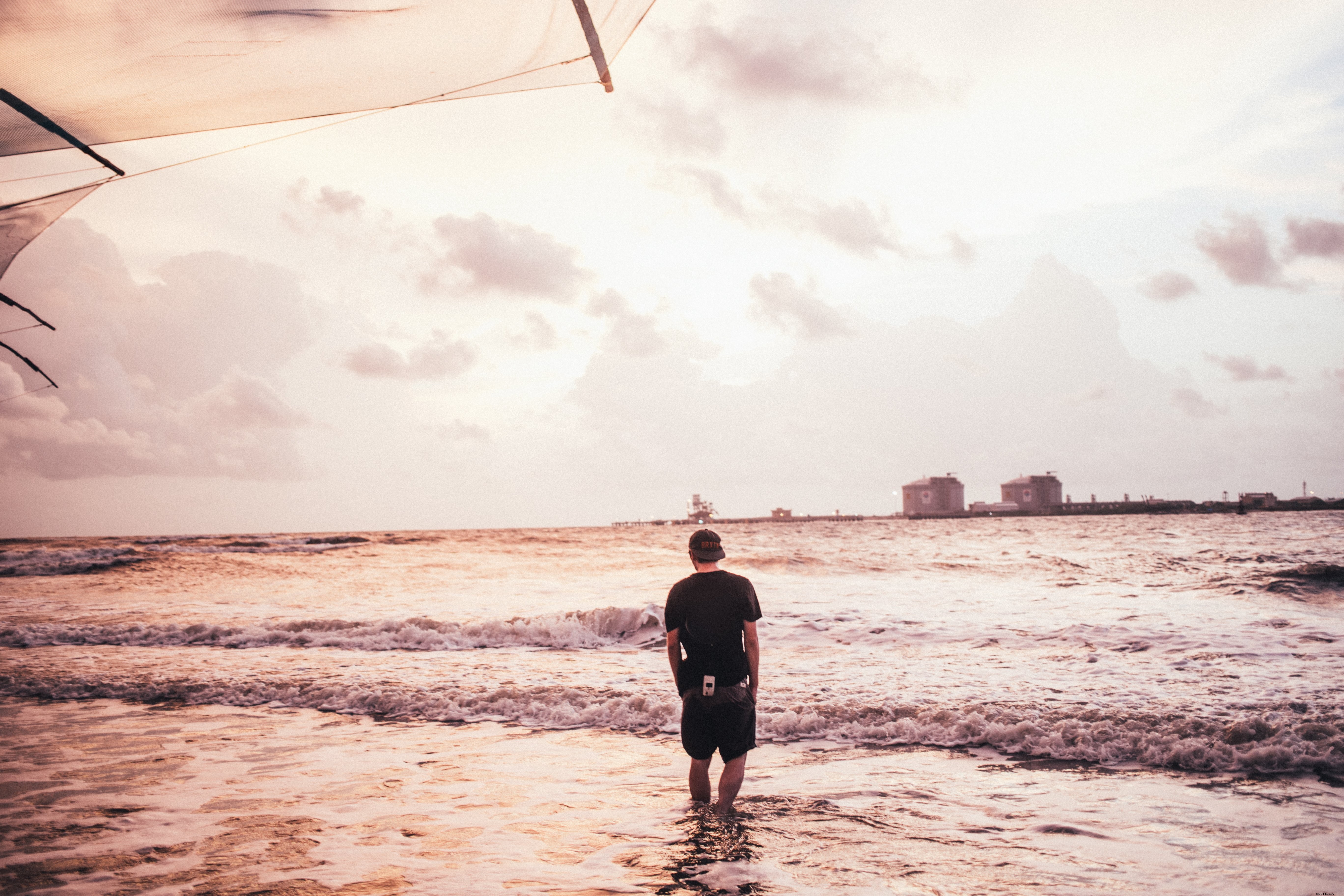 L homme patauge dans les vagues Photo