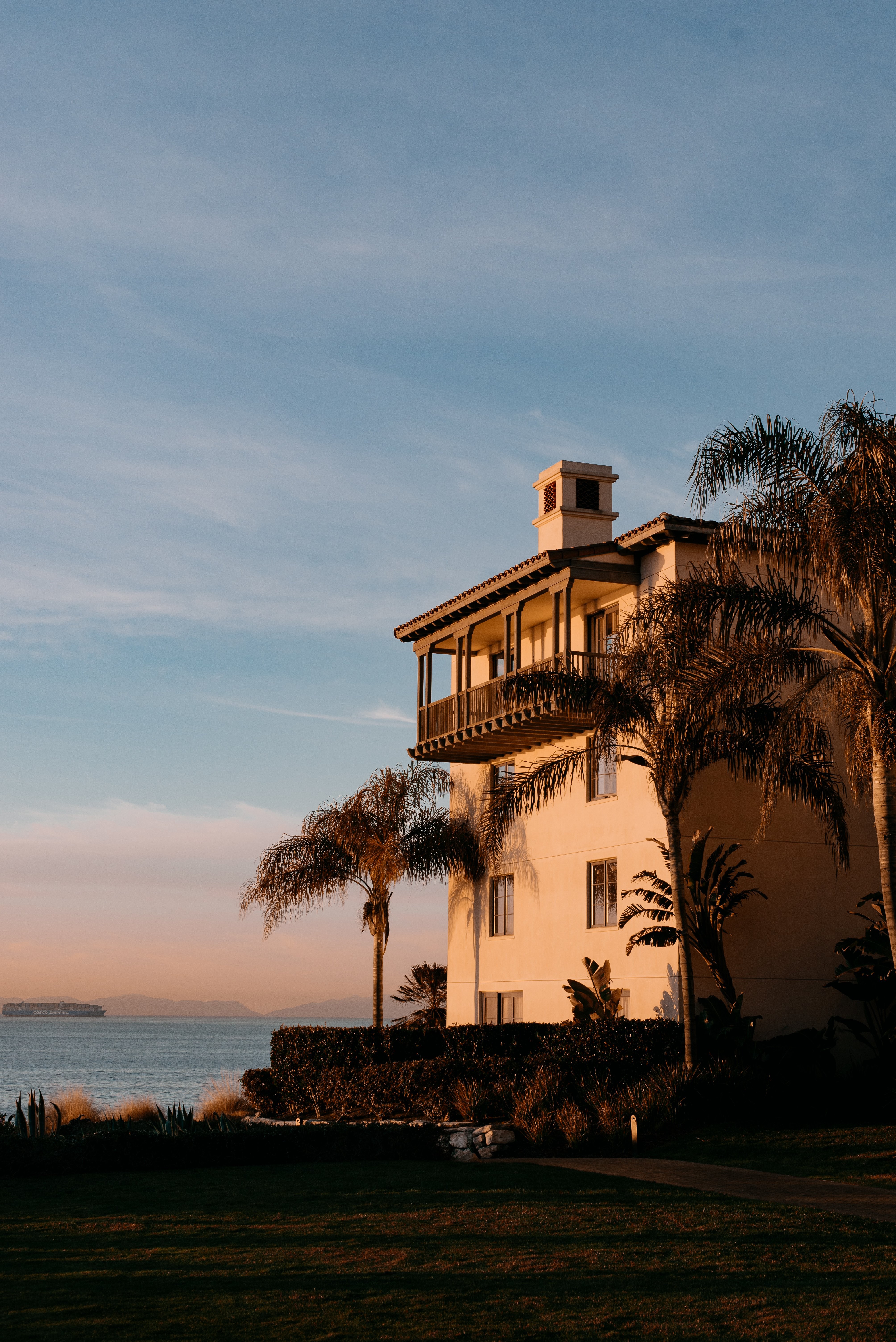 水上で日光浴をするカリフォルニアの家写真