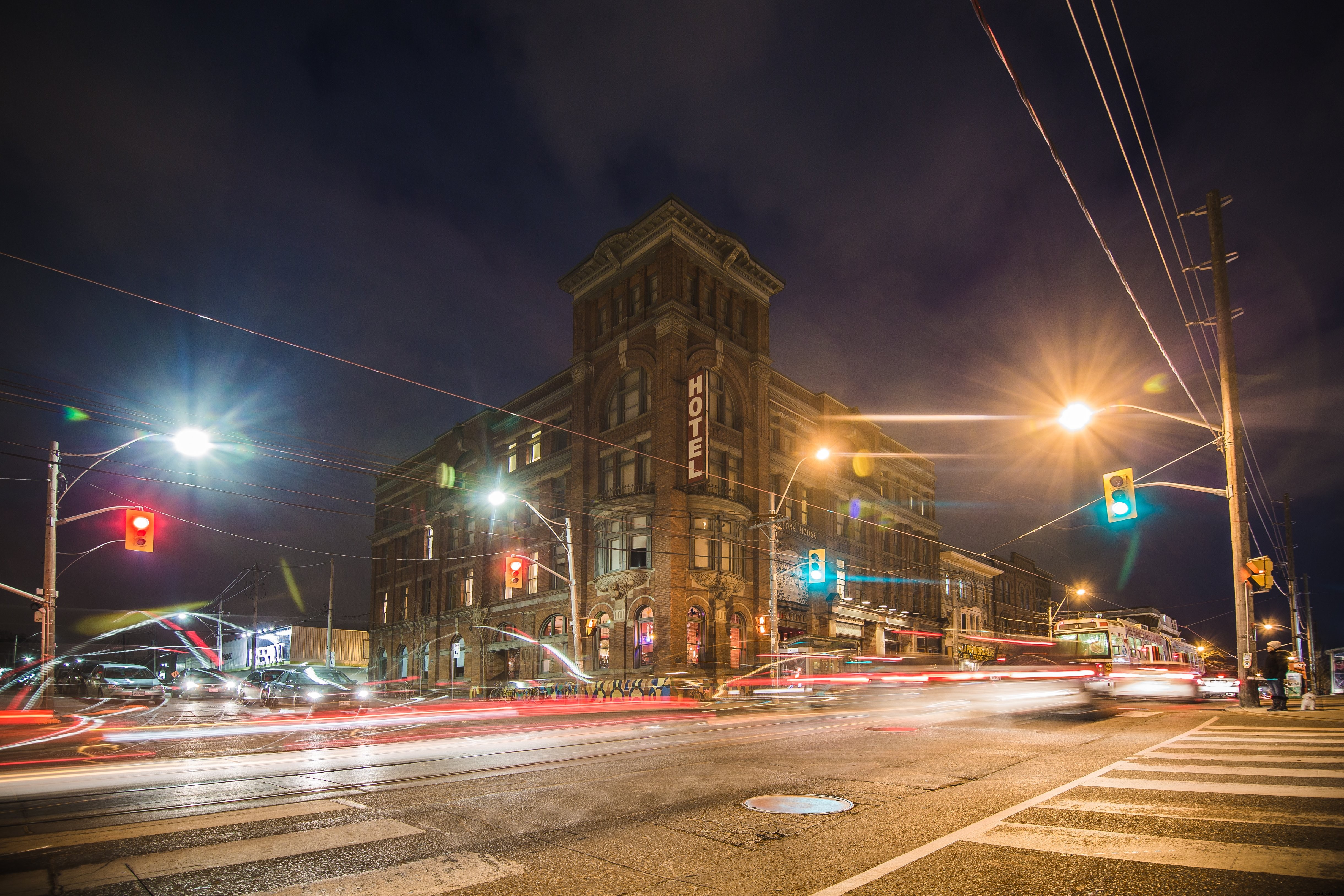 Foto de hotel urbano en la noche