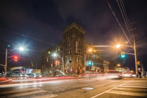 Foto de hotel urbano en la noche