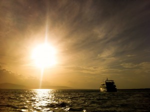 Berlayar Ke Matahari Terbit Foto