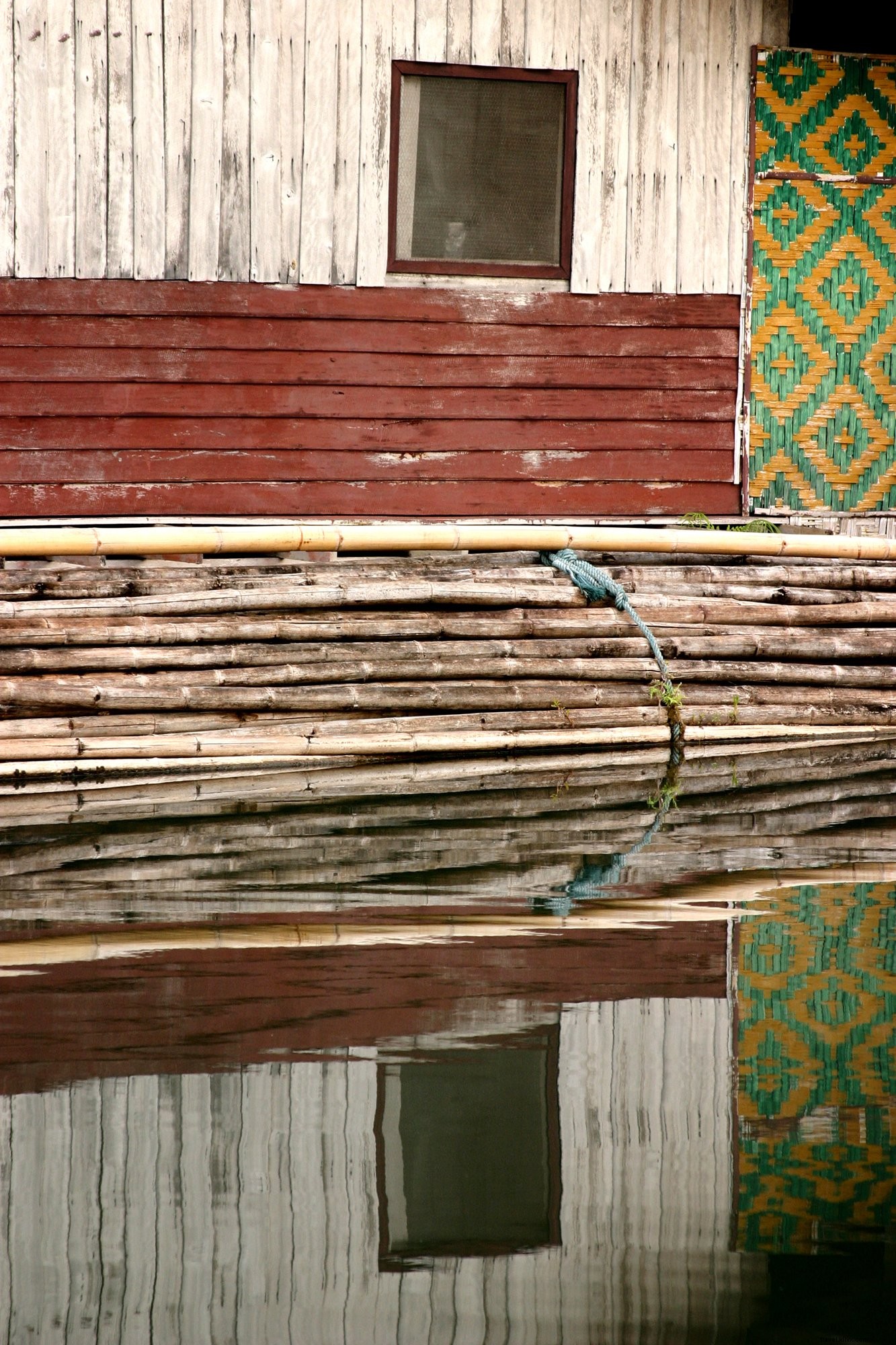 Foto di riflessione del fascio di bambù e parete in legno