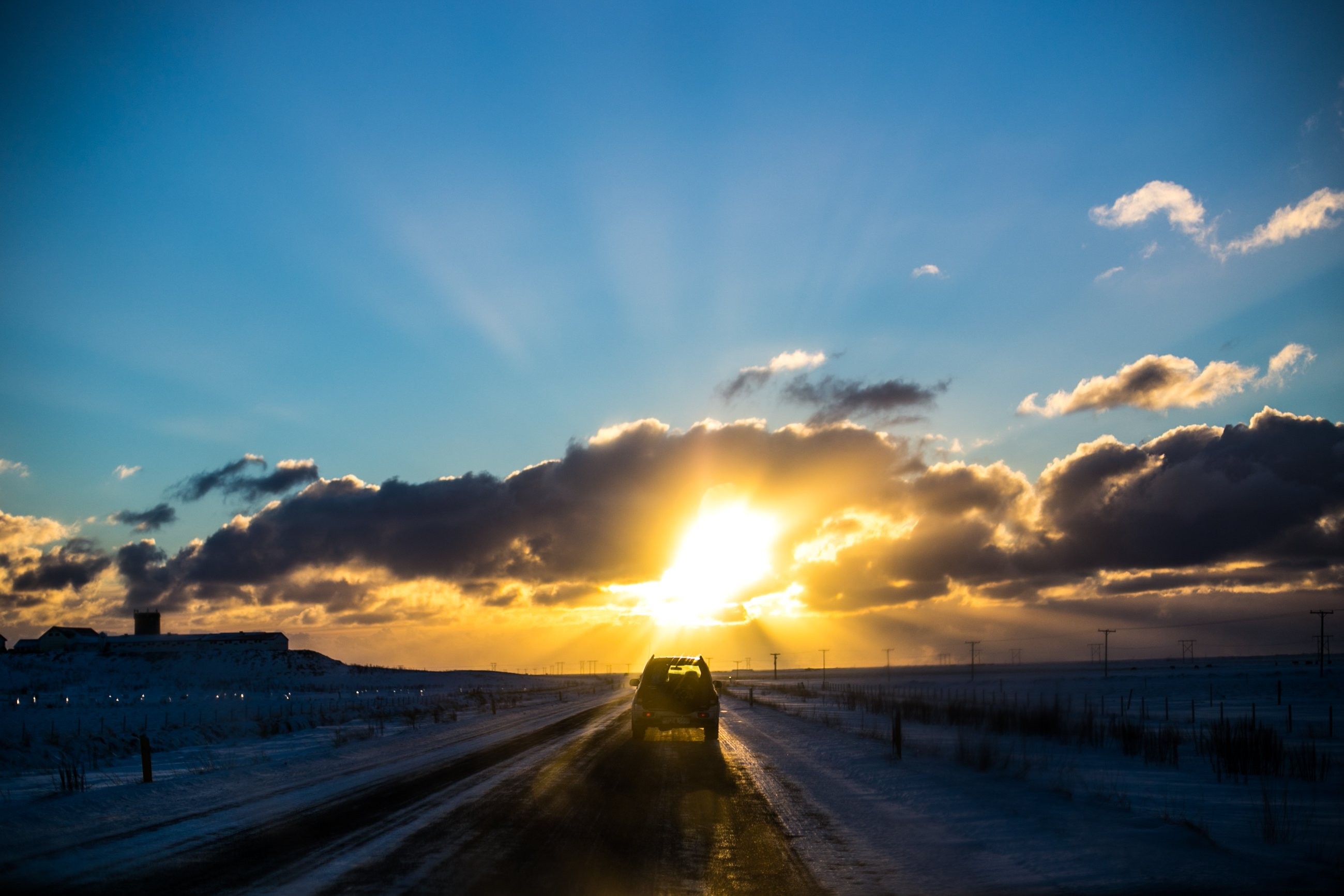 Foto do pôr do sol na rodovia da Islândia
