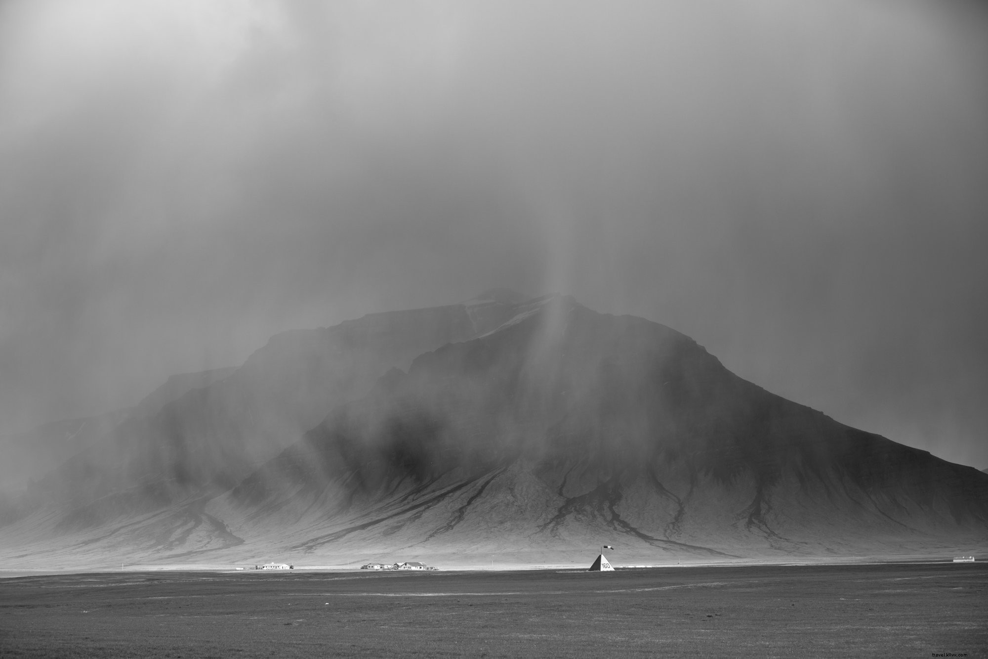 Photo de montagne brumeuse en niveaux de gris