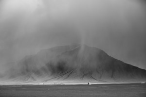 Photo de montagne brumeuse en niveaux de gris