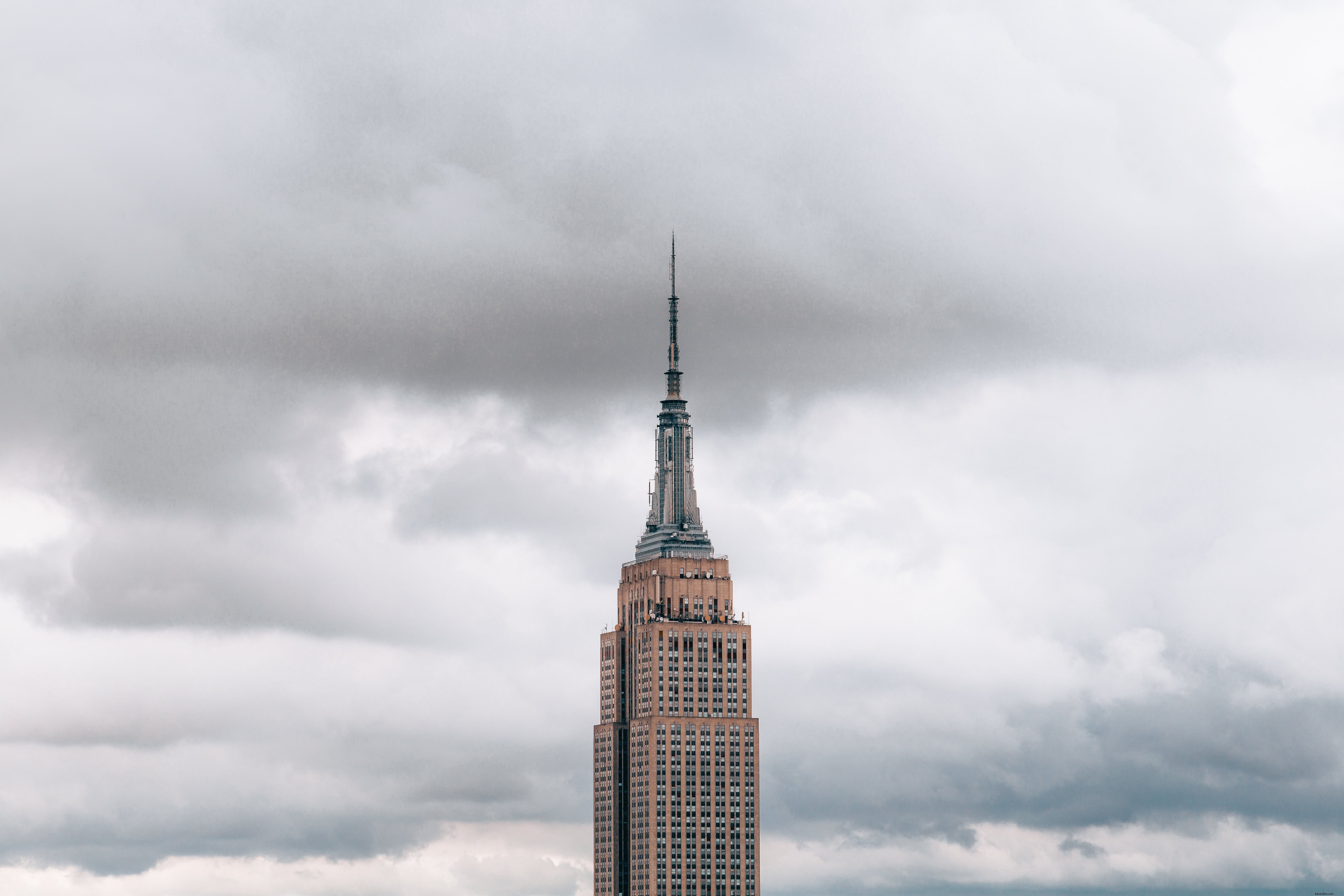 Empire State Top Ciel Nuageux Photo