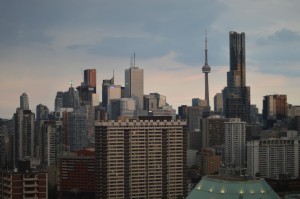 街の夕暮れ時の高層ビル写真