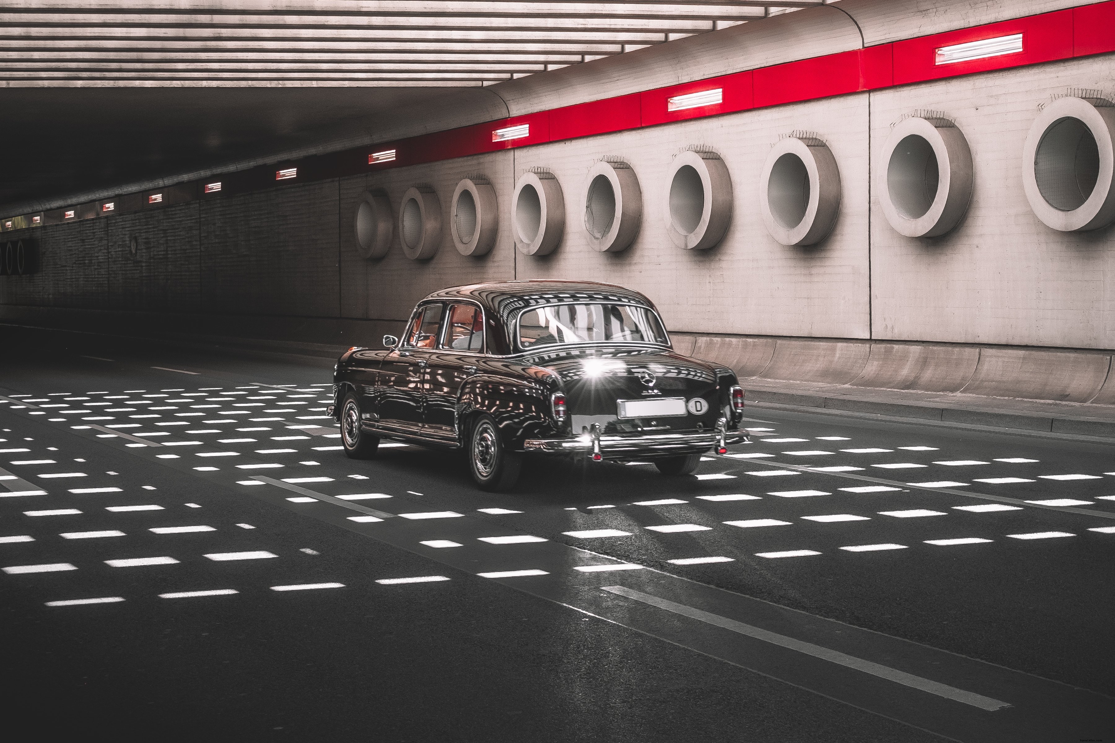 Carro antigo dirigindo pela impressionante foto da passagem subterrânea