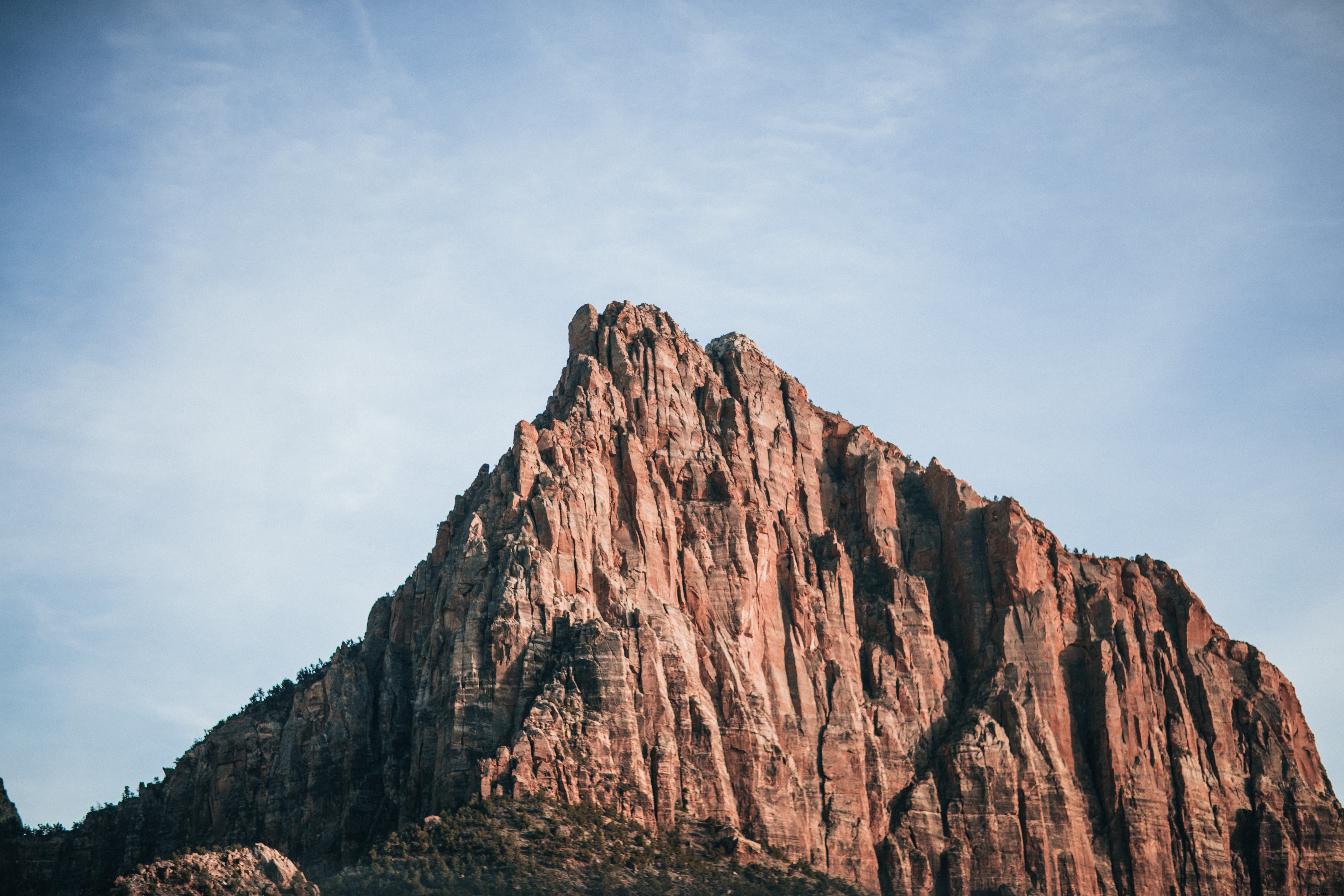 Foto de picos escarpados del cañón rojo
