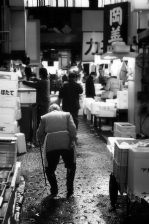 Foto do ancião caminhando pelo mercado