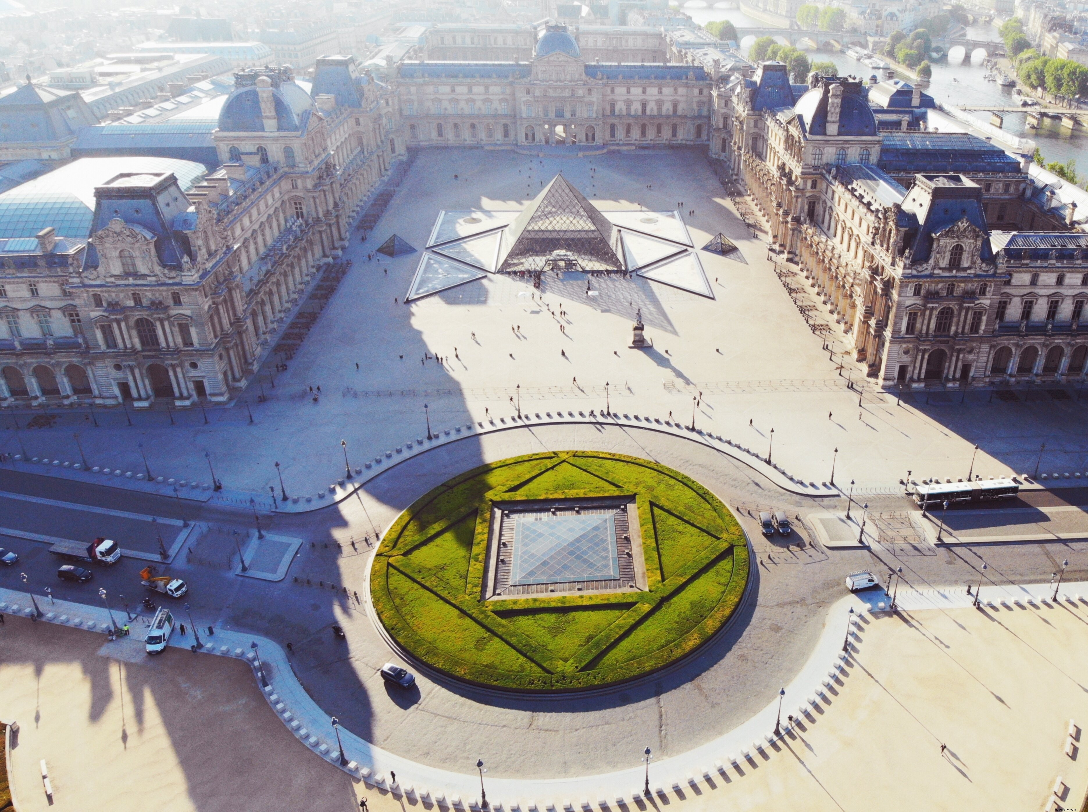 Foto del patio del Louvre París Francia