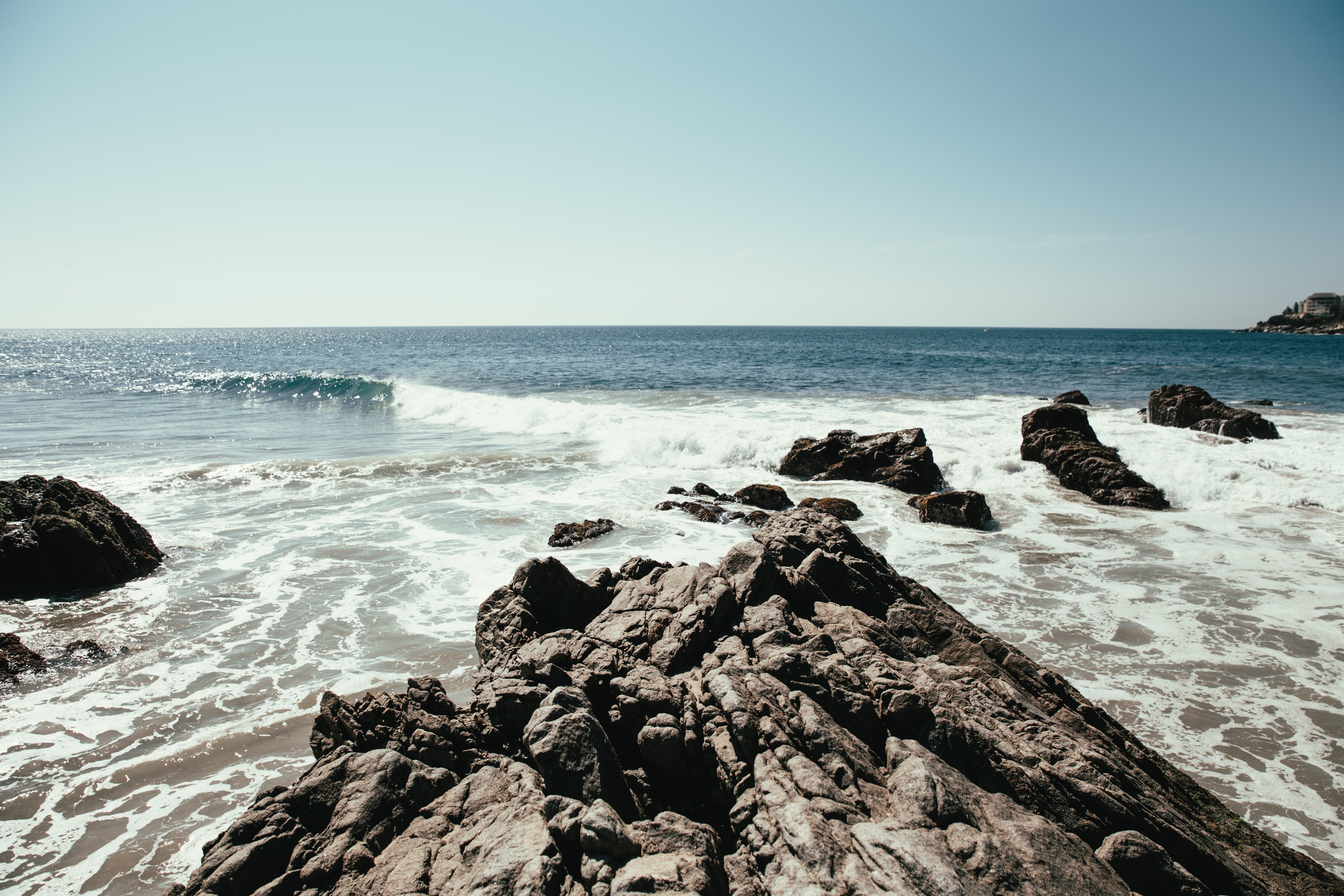 Foto da borda da rocha no oceano