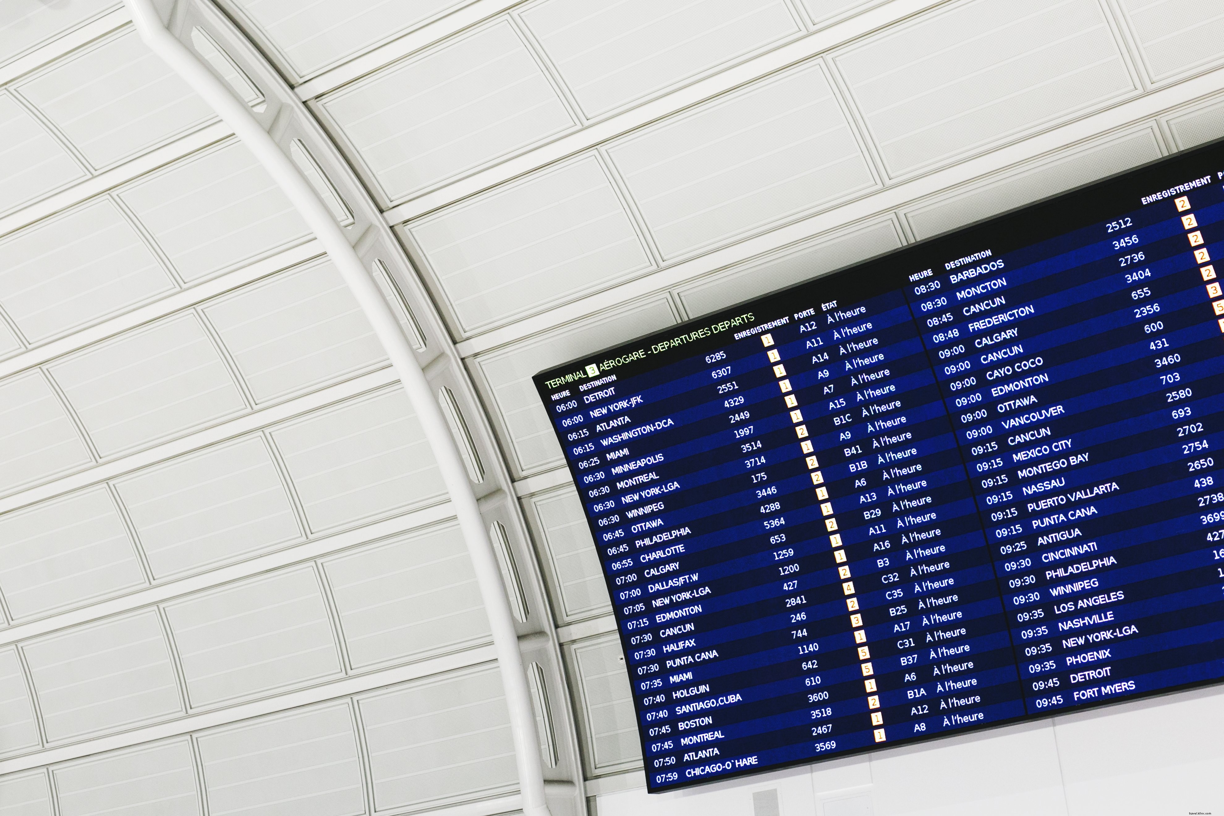 Foto do quadro de chegadas e partidas do aeroporto