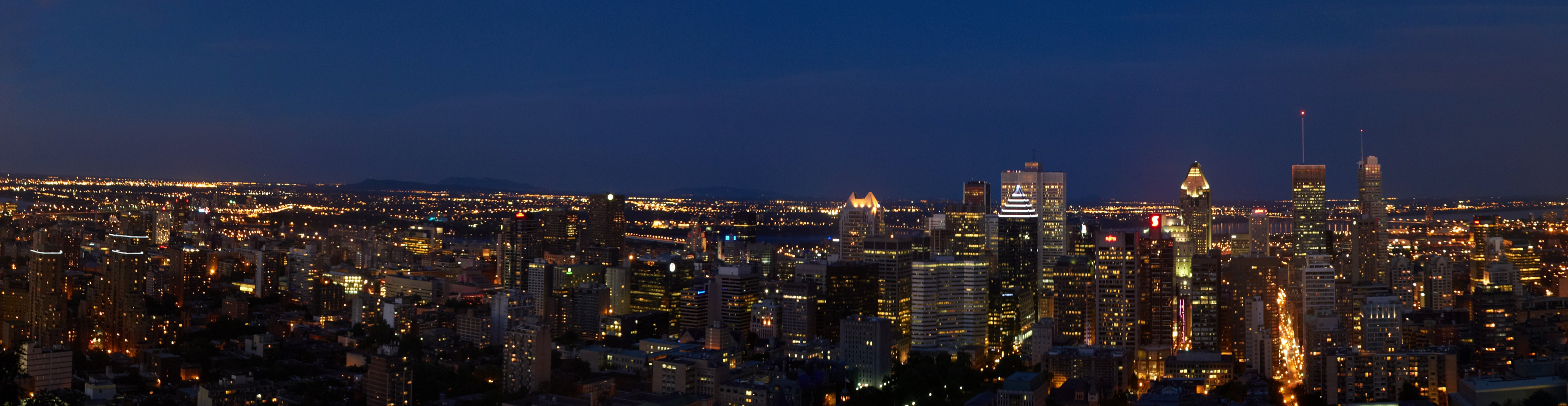 モントリオールの夜の街の写真