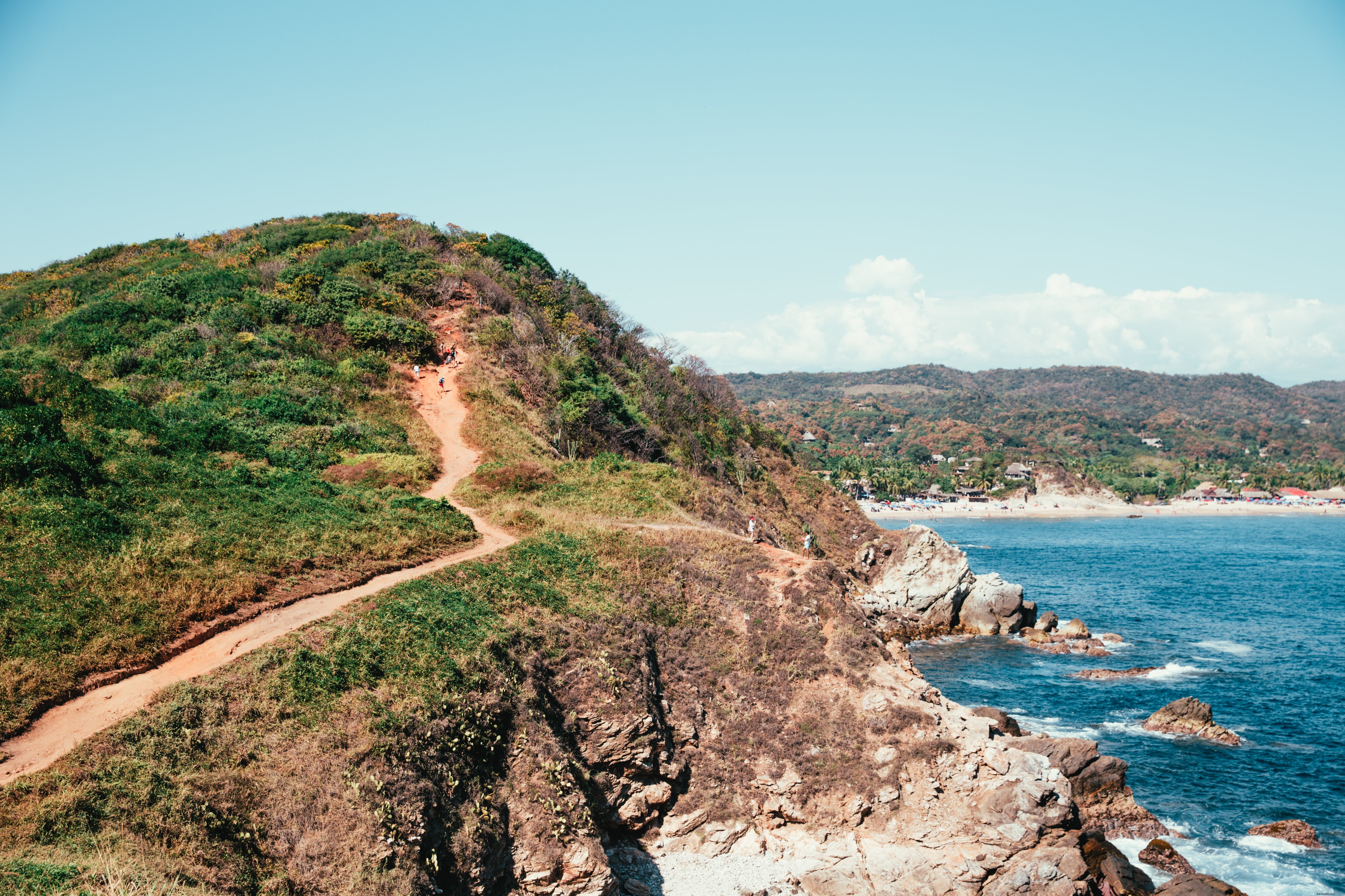 Foto do caminho da montanha ao lado da água