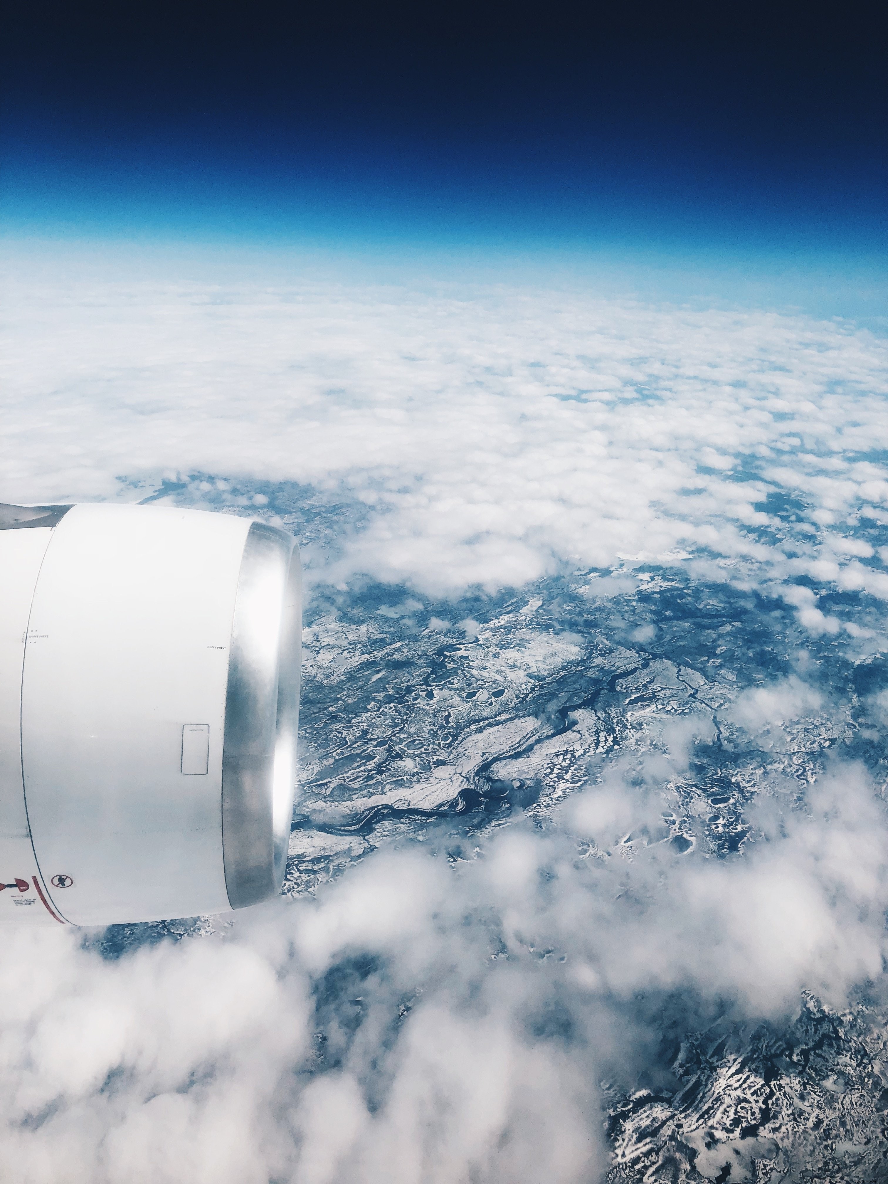 Vista desde la ventana del avión sobre los continentes nevados Foto