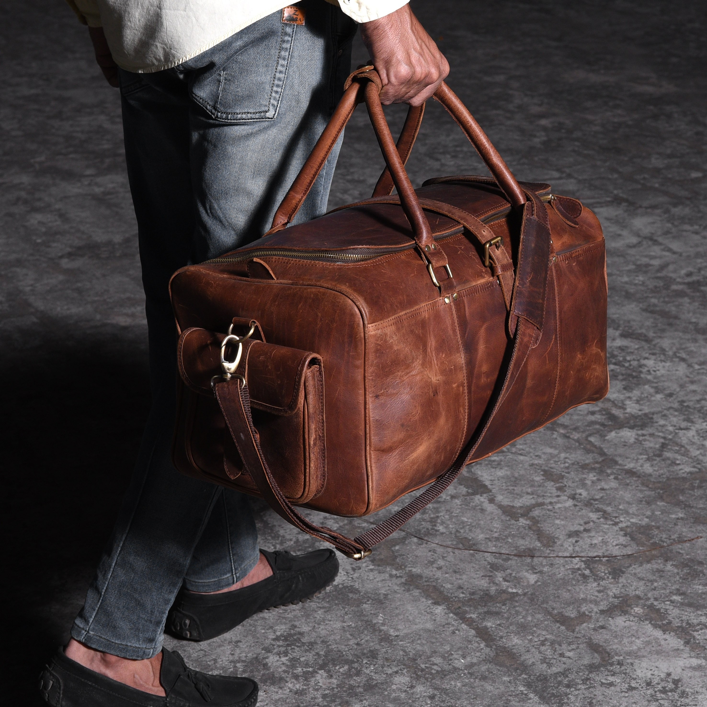 Uomo Che Cammina Con Una Borsa Da Viaggio In Pelle. Foto