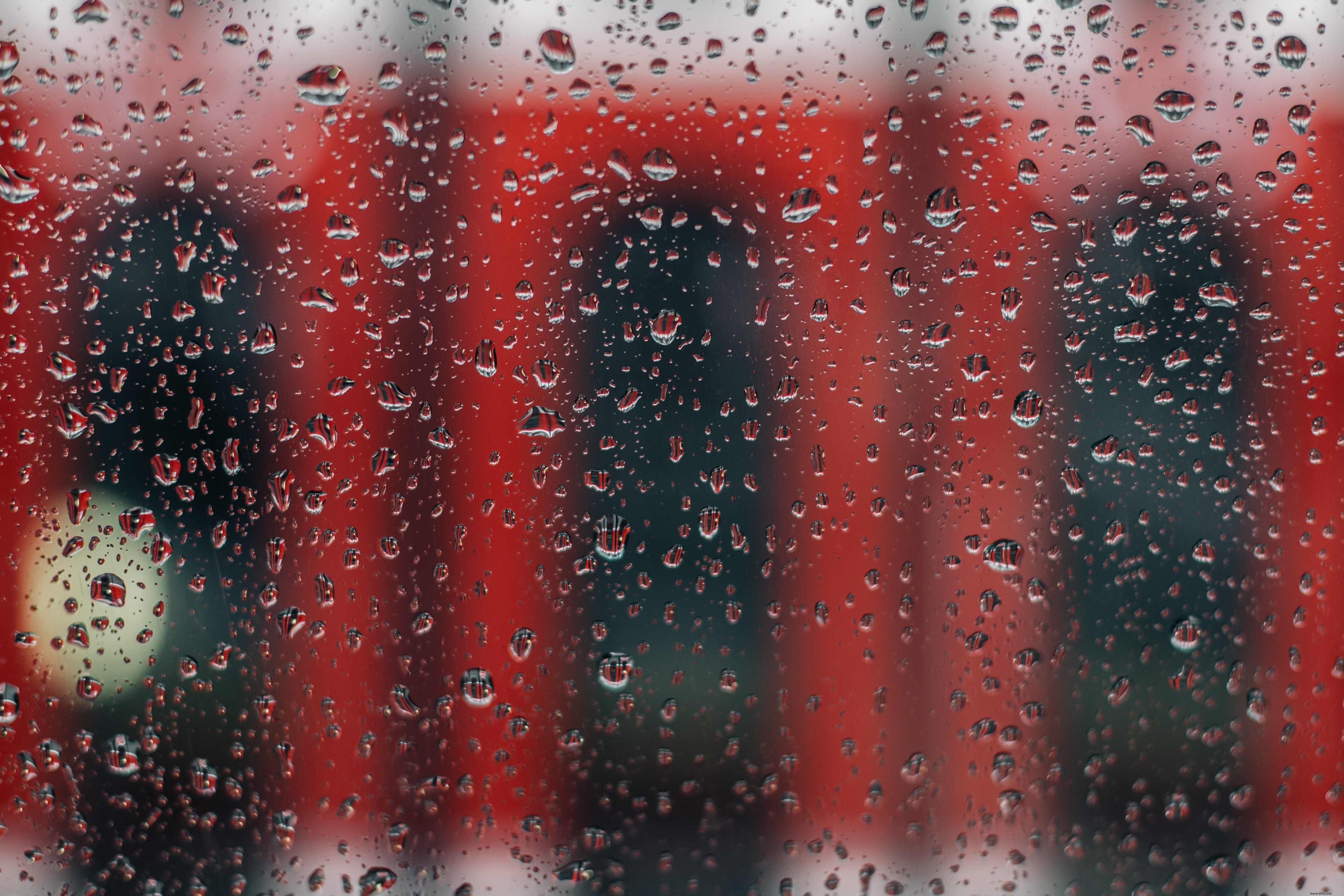 Ventana lluviosa con foto de tranvía rojo