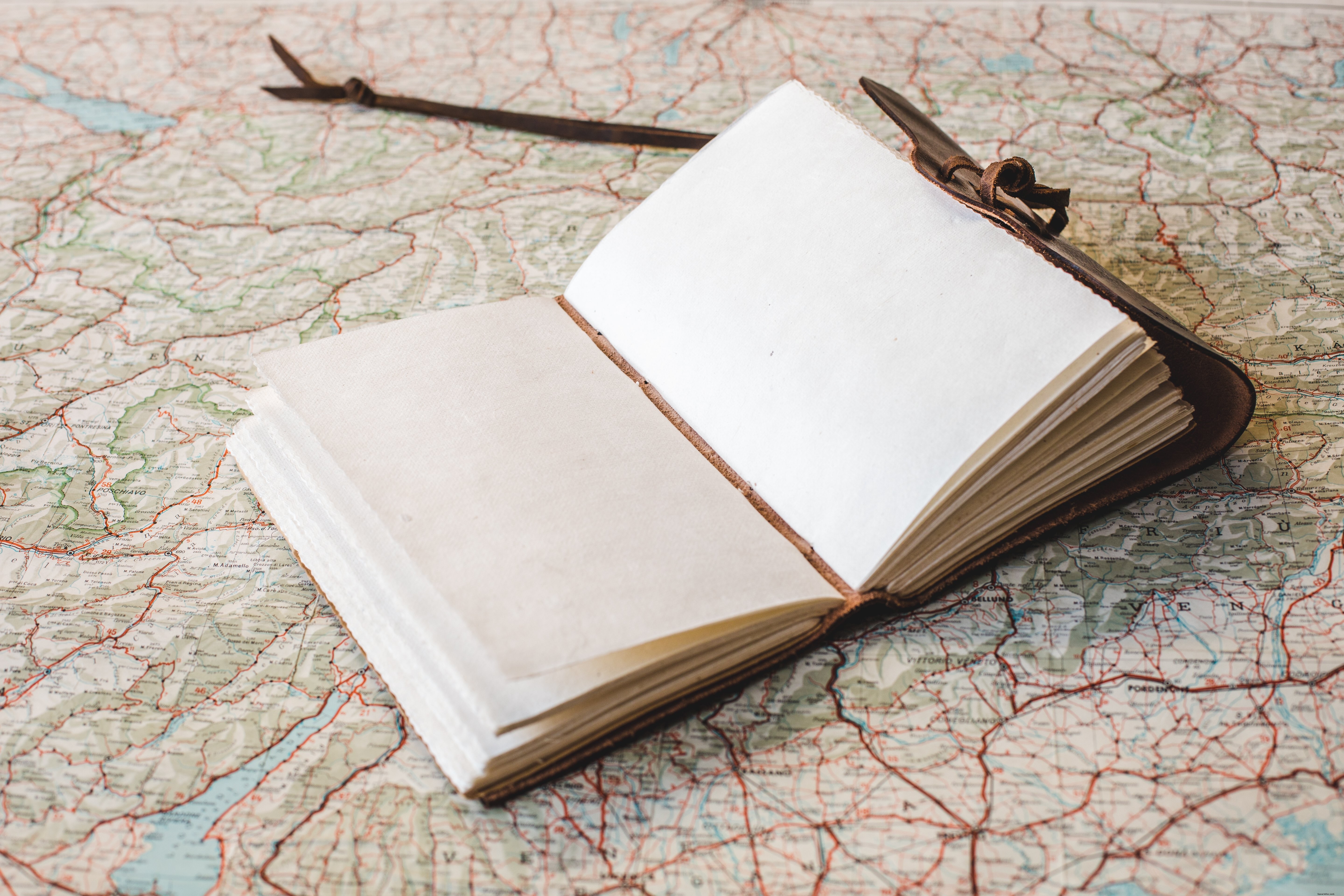 Abrir cuaderno en la foto del mapa del mundo
