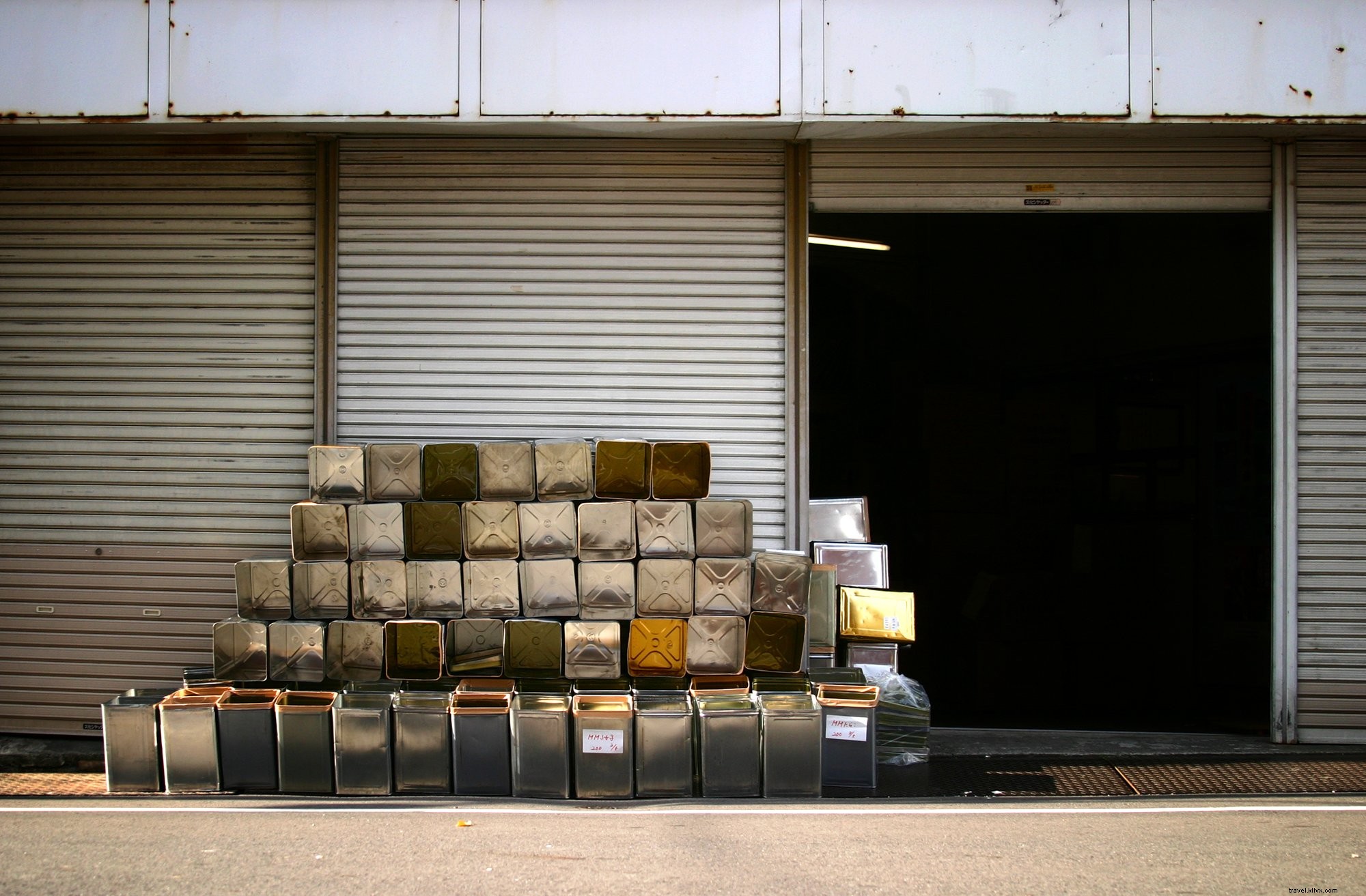 Foto de pilha de latas de metal