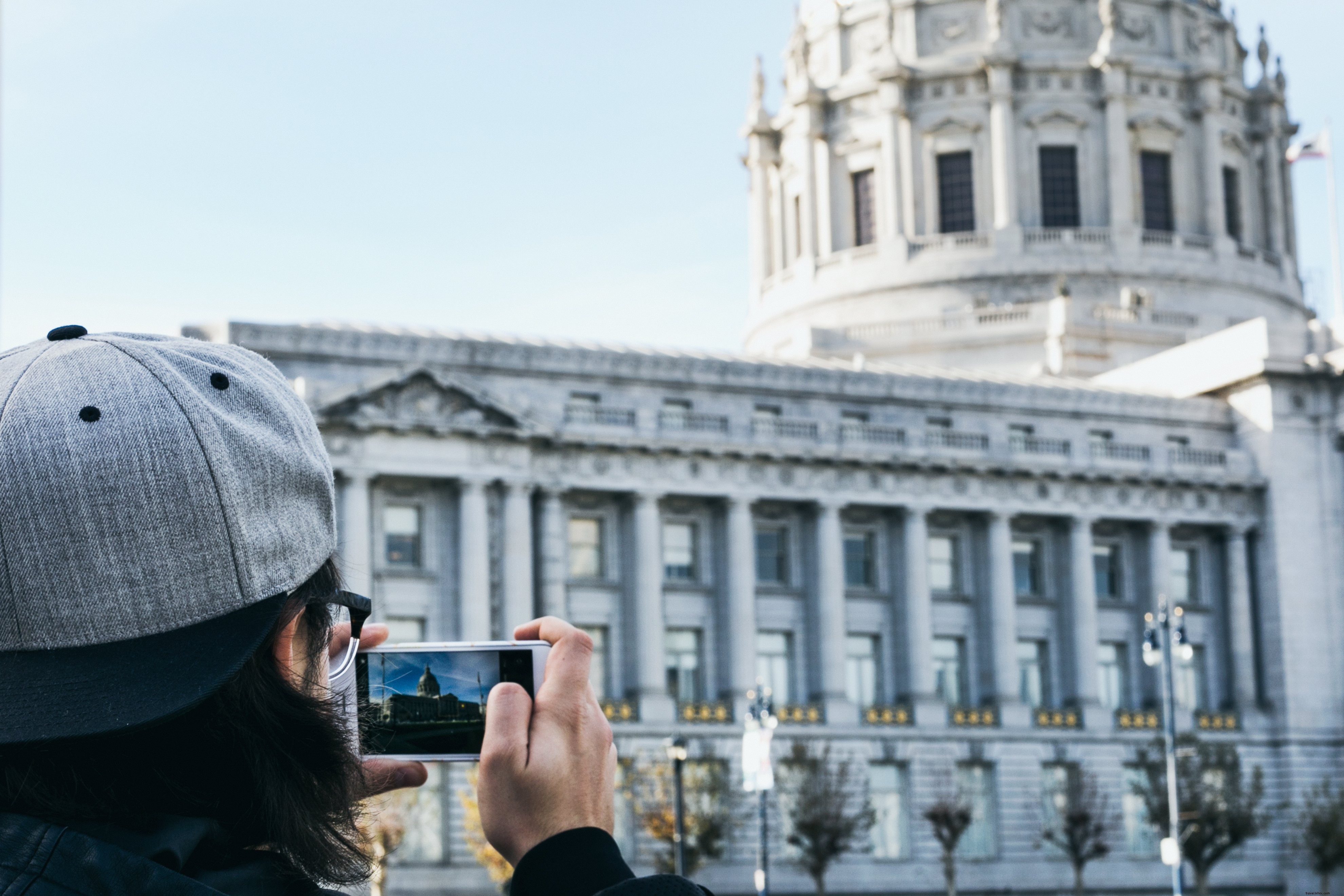 Turista tomando foto de foto de teléfono móvil