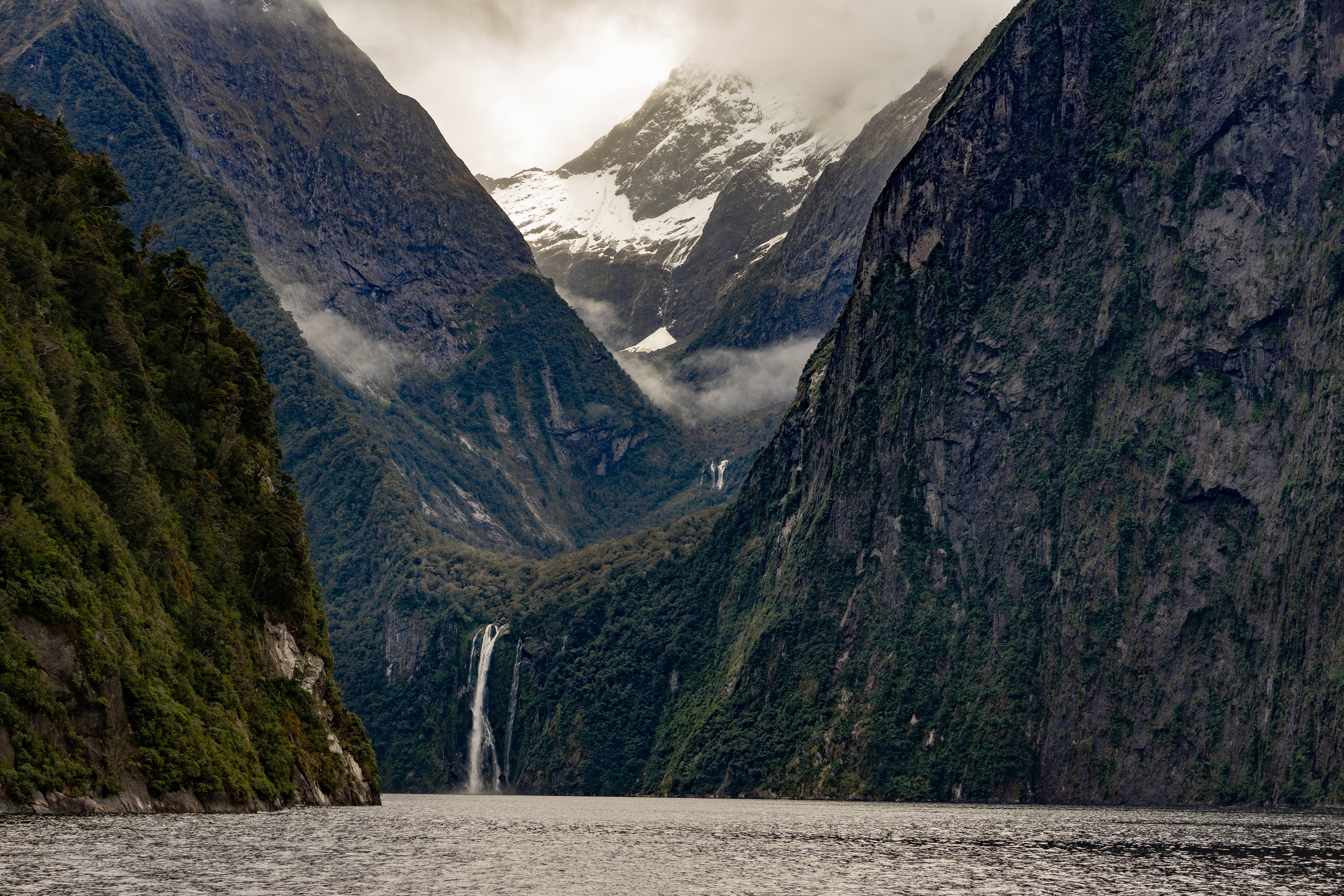 Cascada que fluye a través de la ladera de una montaña Foto