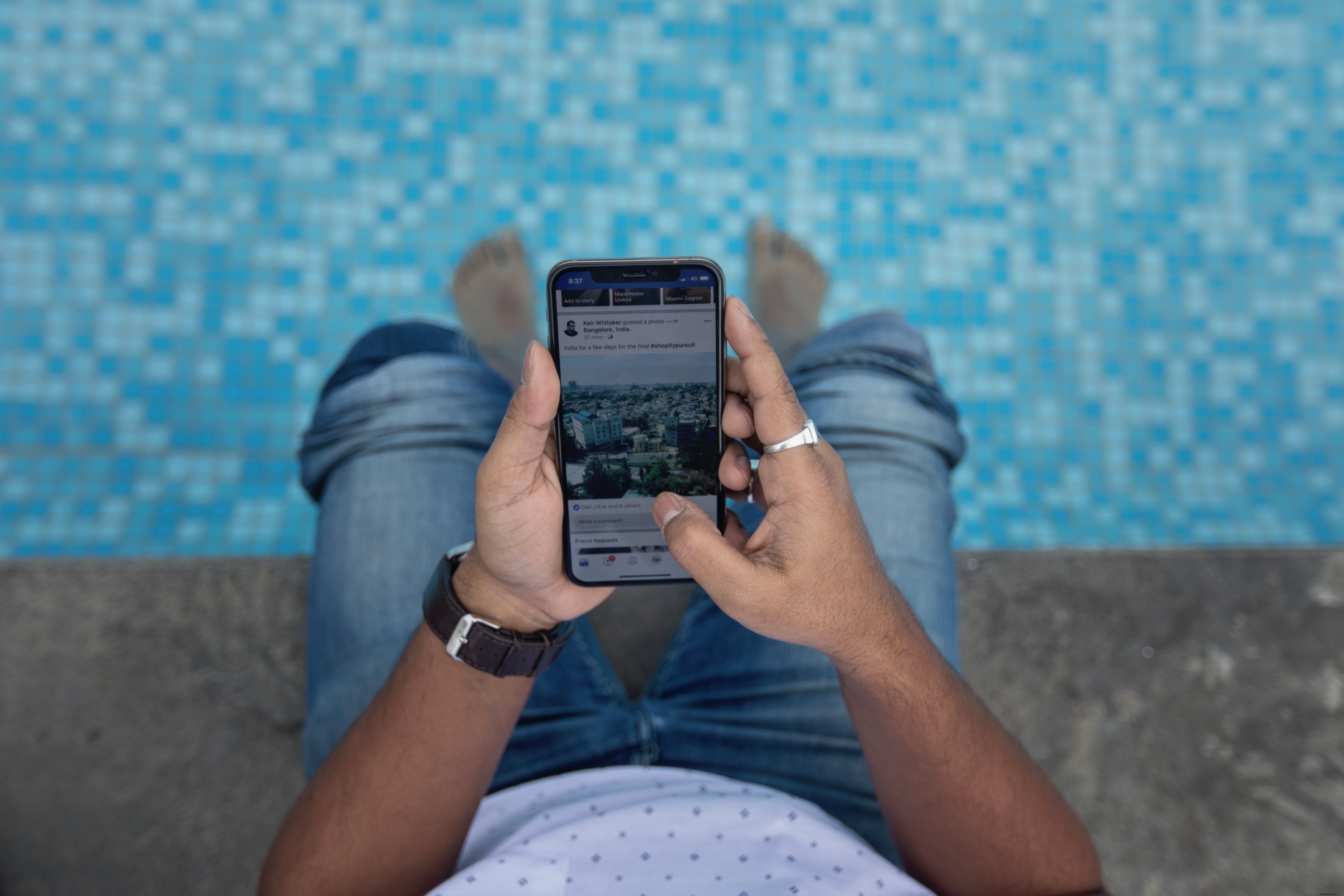 Au bord de la piscine à l aide de la photo d un téléphone intelligent