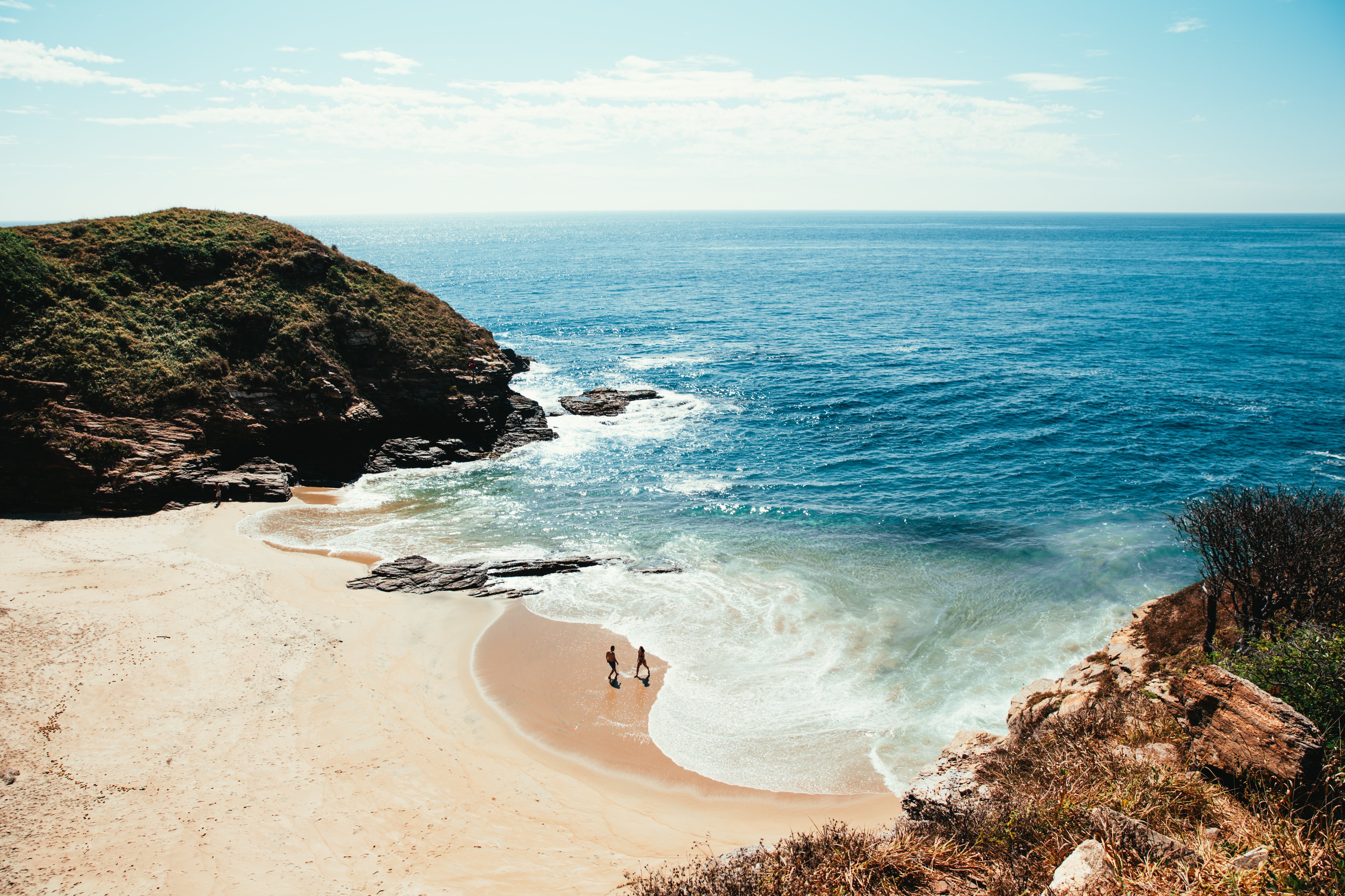 Coppia sulla spiaggia privata foto