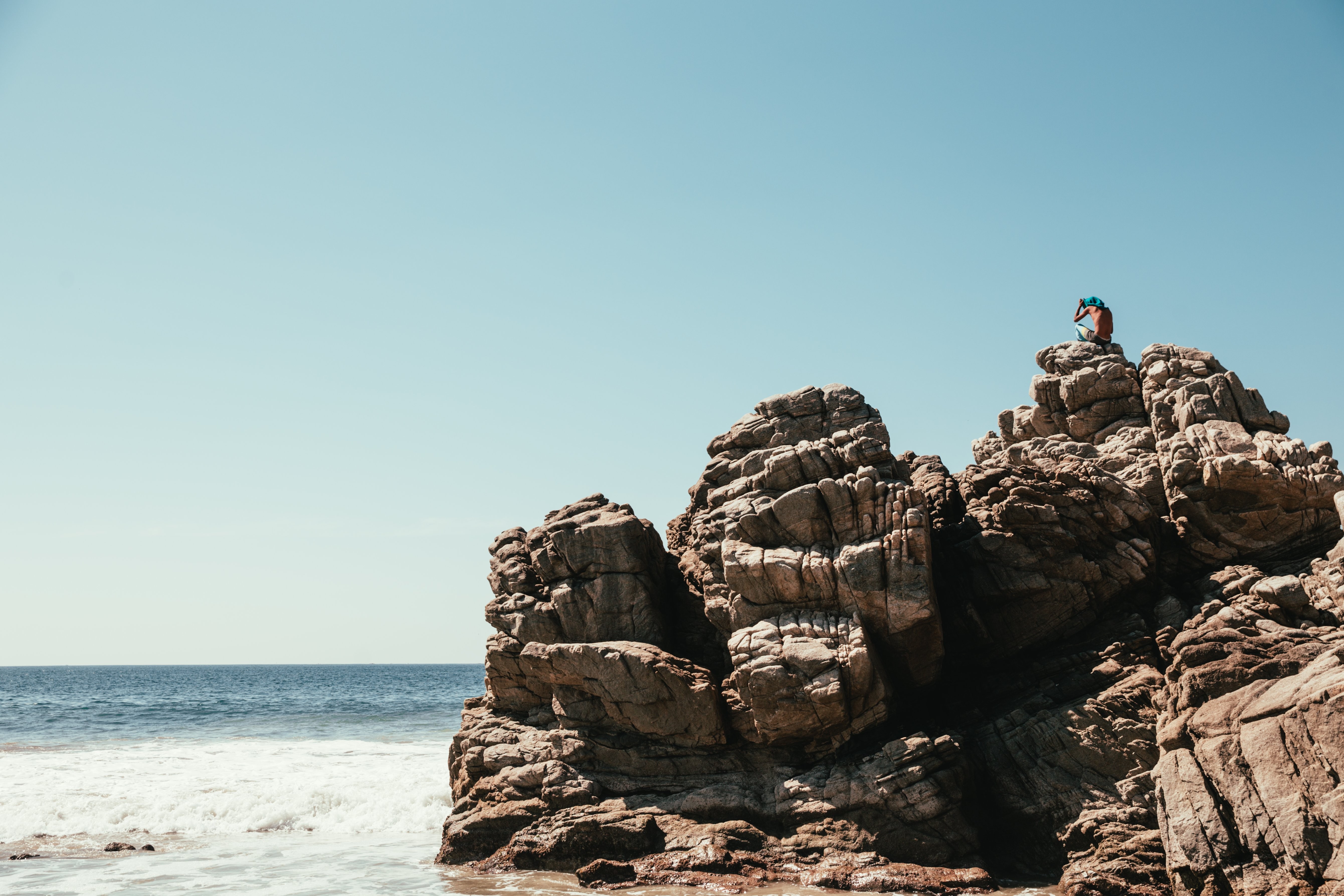 Grande parete rocciosa sulla spiaggia foto