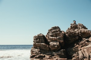 Grande parete rocciosa sulla spiaggia foto