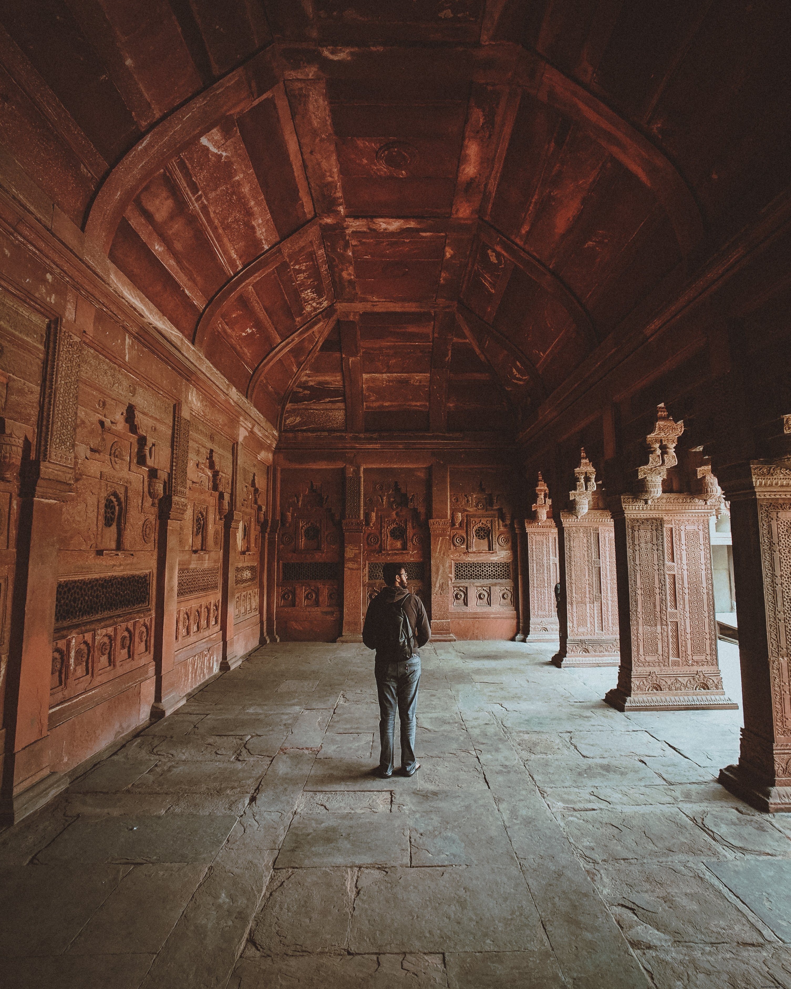 Turista em um mosteiro budista tirando tudo da foto