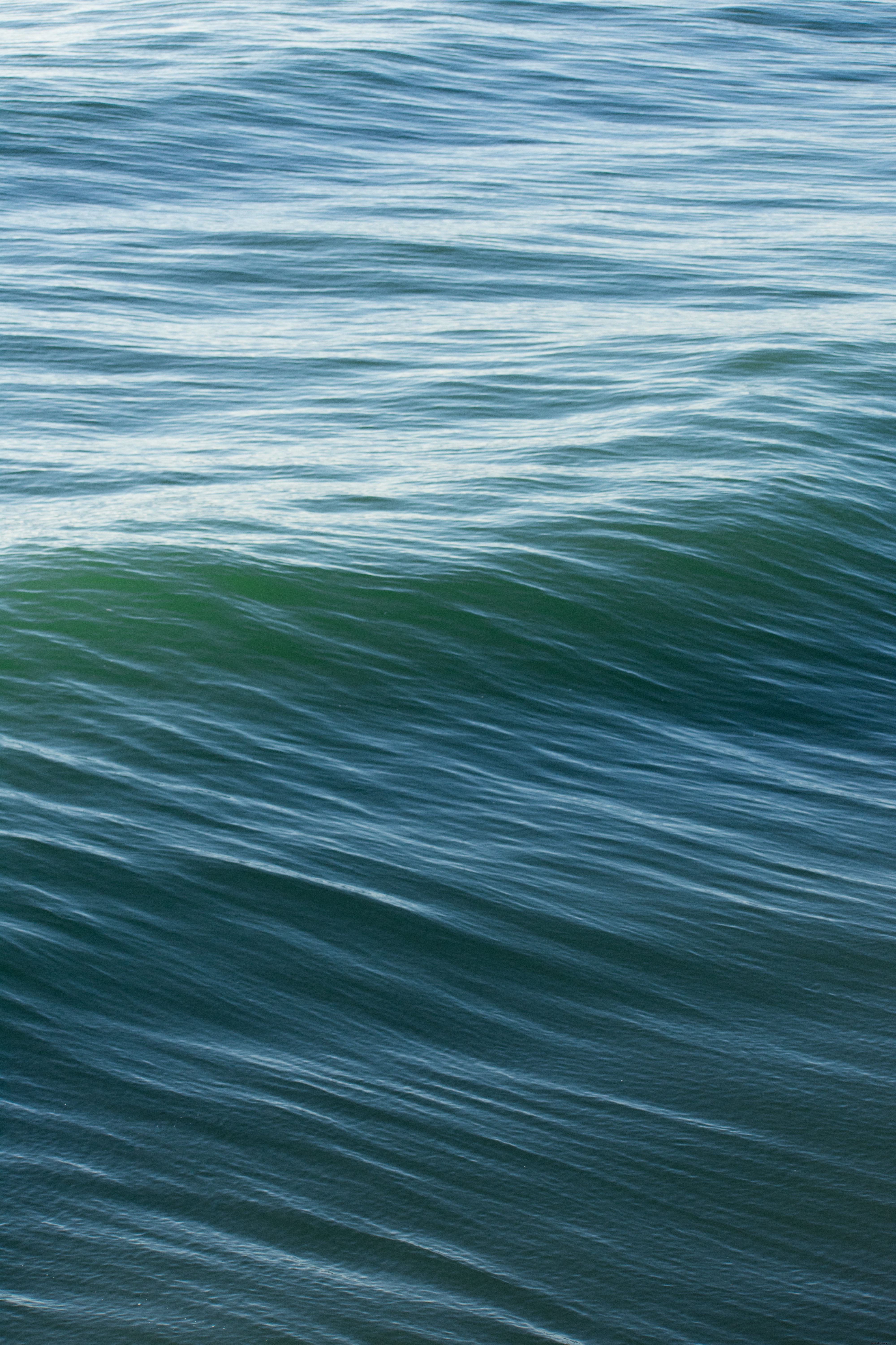 Mare calmo che rotola con la foto attuale