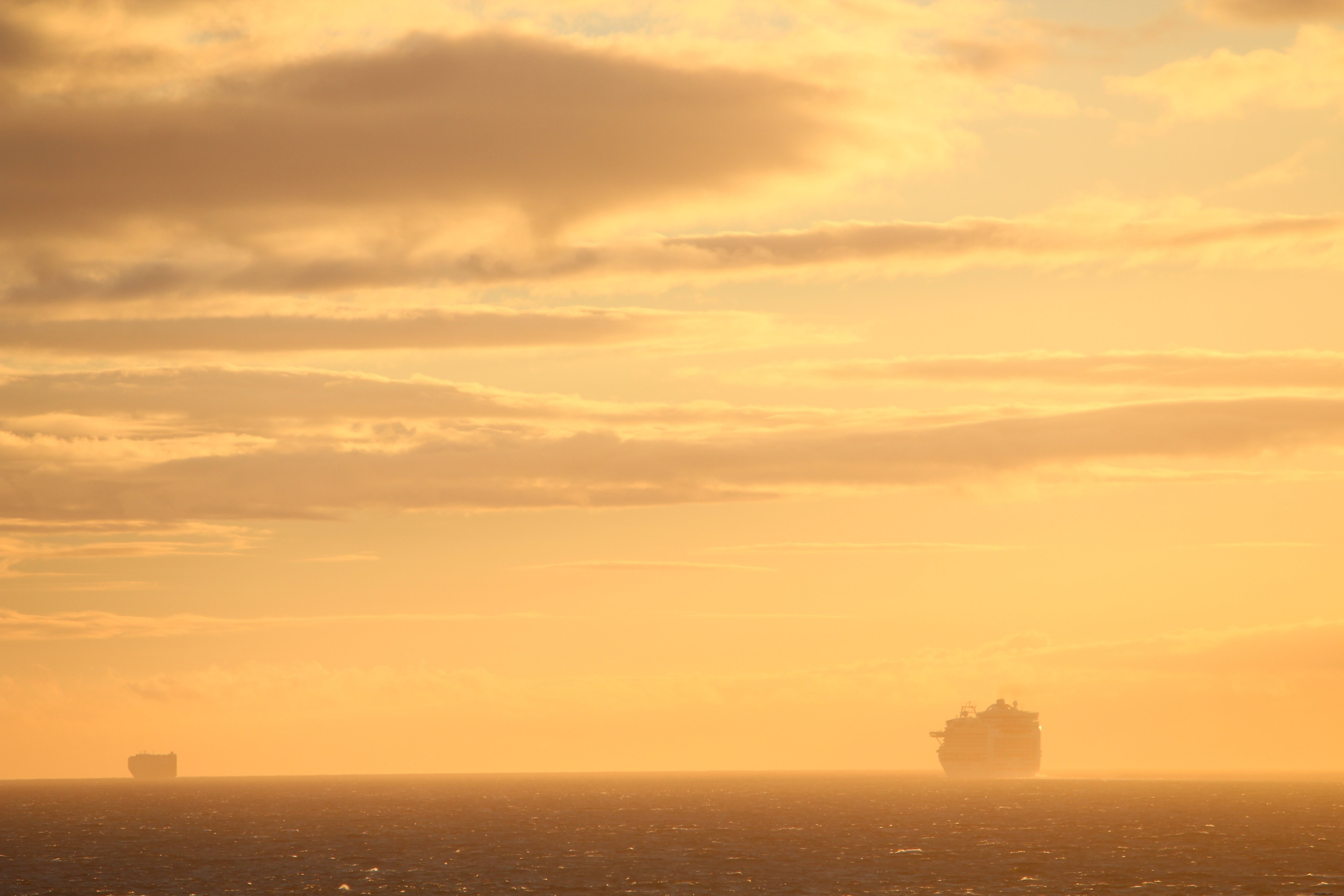 Silhouette de bateau de croisière au coucher du soleil Photo