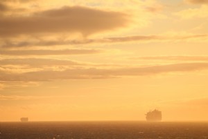 日没時のクルーズ船のシルエット写真