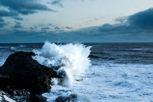Ondas batem na costa rochosa da Islândia
