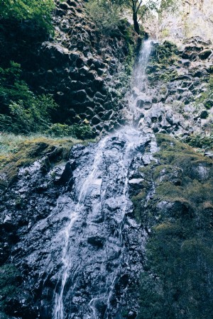 Foto de cachoeira sobre penhascos rochosos