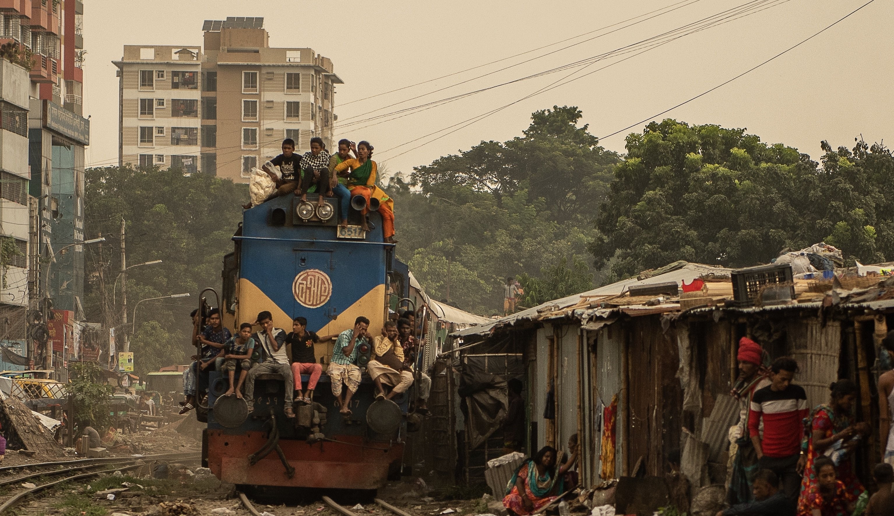 Foto de pessoas que encontram um assento em um trem que passa