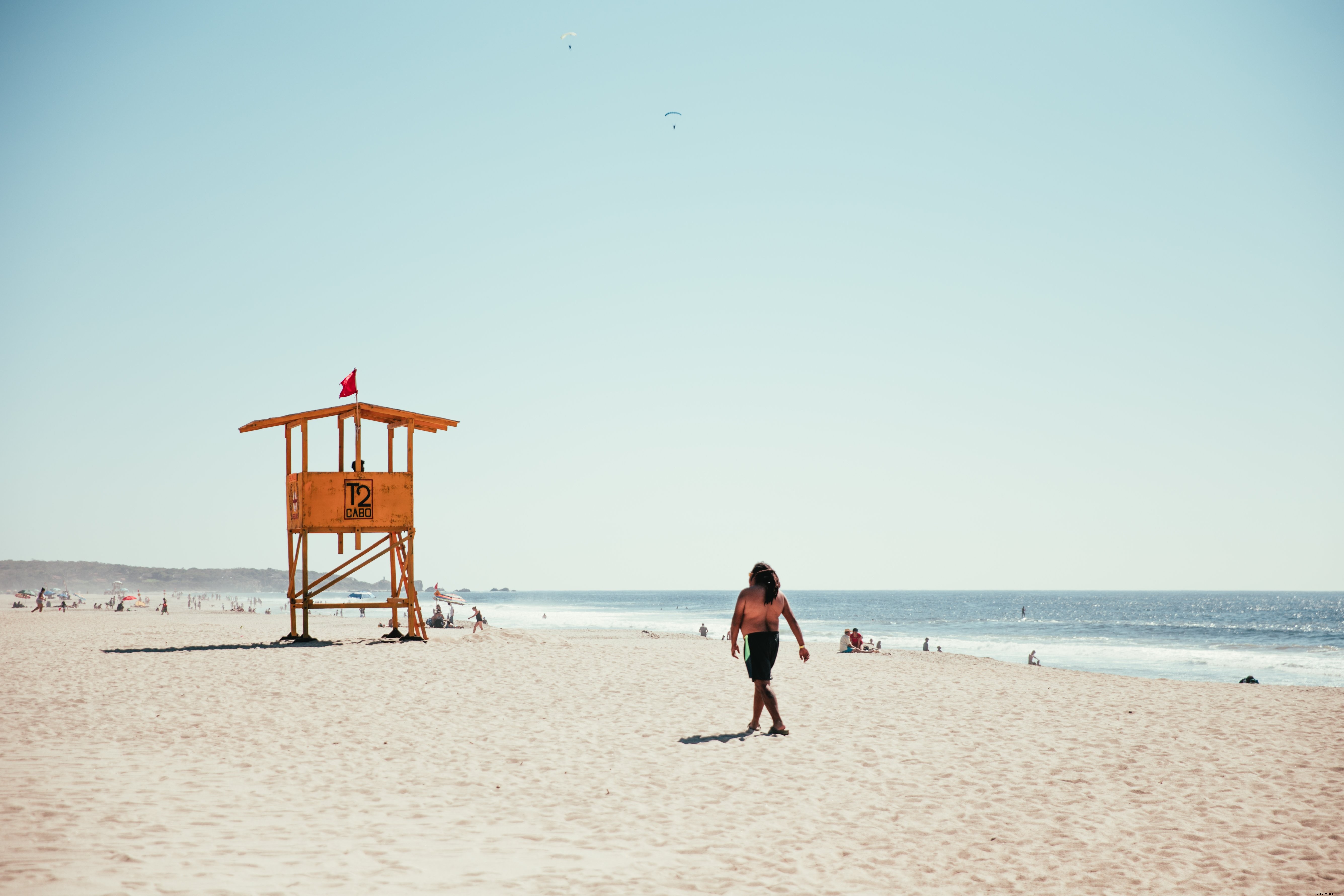 Foto de torre de salvavidas en la playa